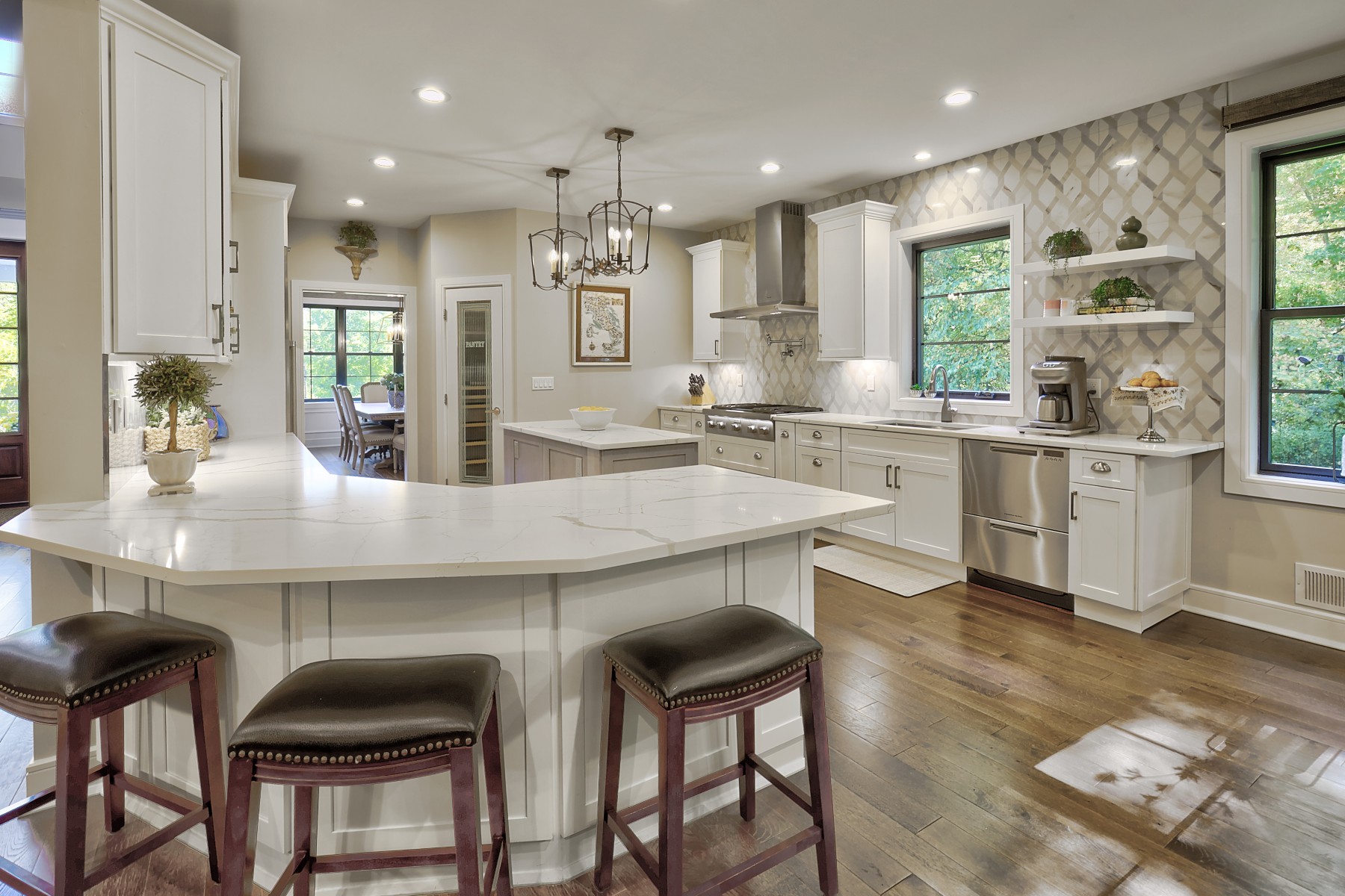  Custom Built Home Blends Classic Elegance with Modern Amenities - 物件實景