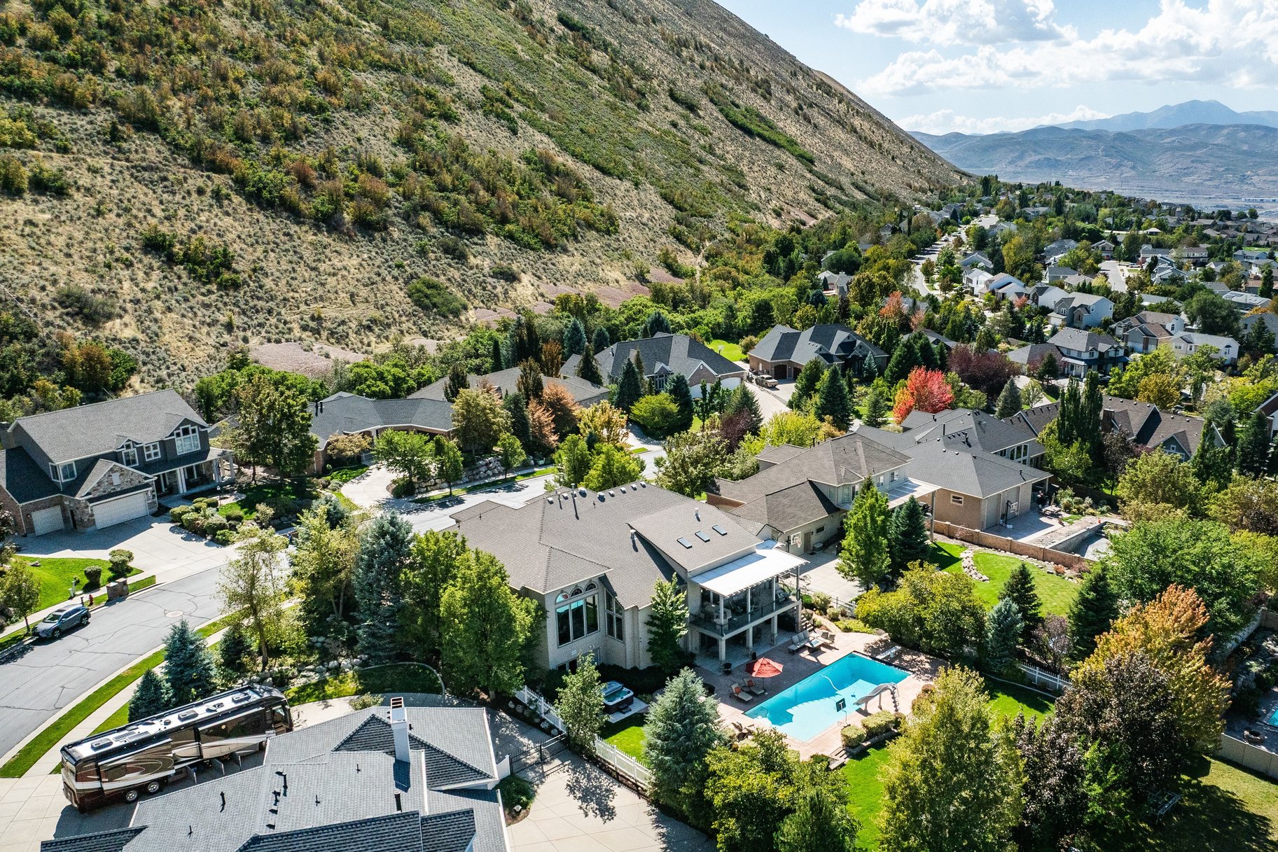  Stately Gated-Community Estate on Nearly Half an Acre: Vaulted Ceilings, Valley - 物件實景