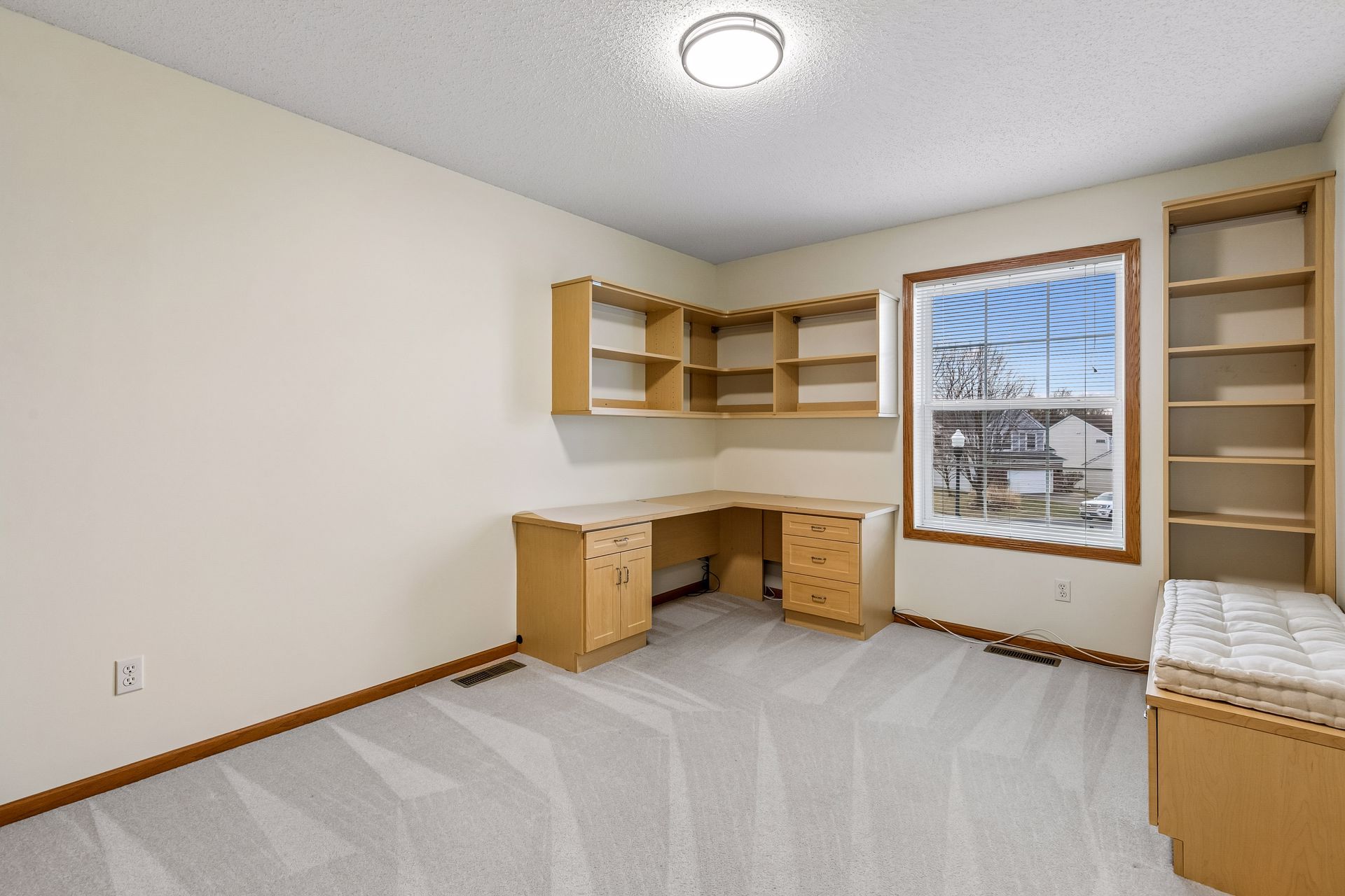  Cul-de-Sac Living with Over an Acre of Land - 物件實景