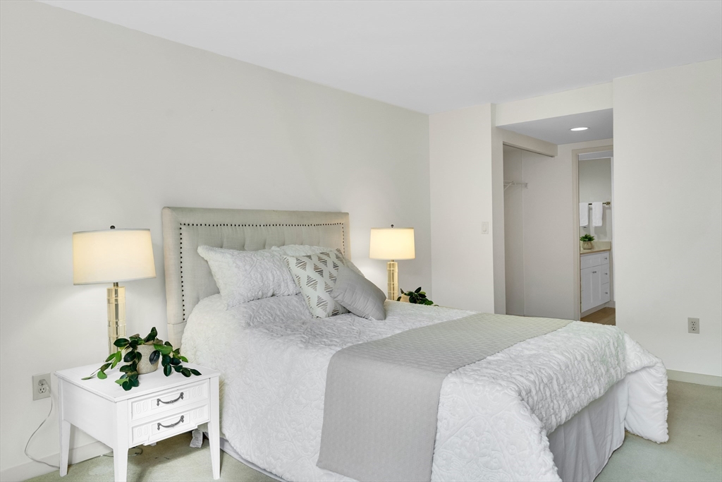 Newton, Massachusetts, 02464, United States, 2 Bedrooms Bedrooms, ,2 BathroomsBathrooms,Residential,For Sale,1947082