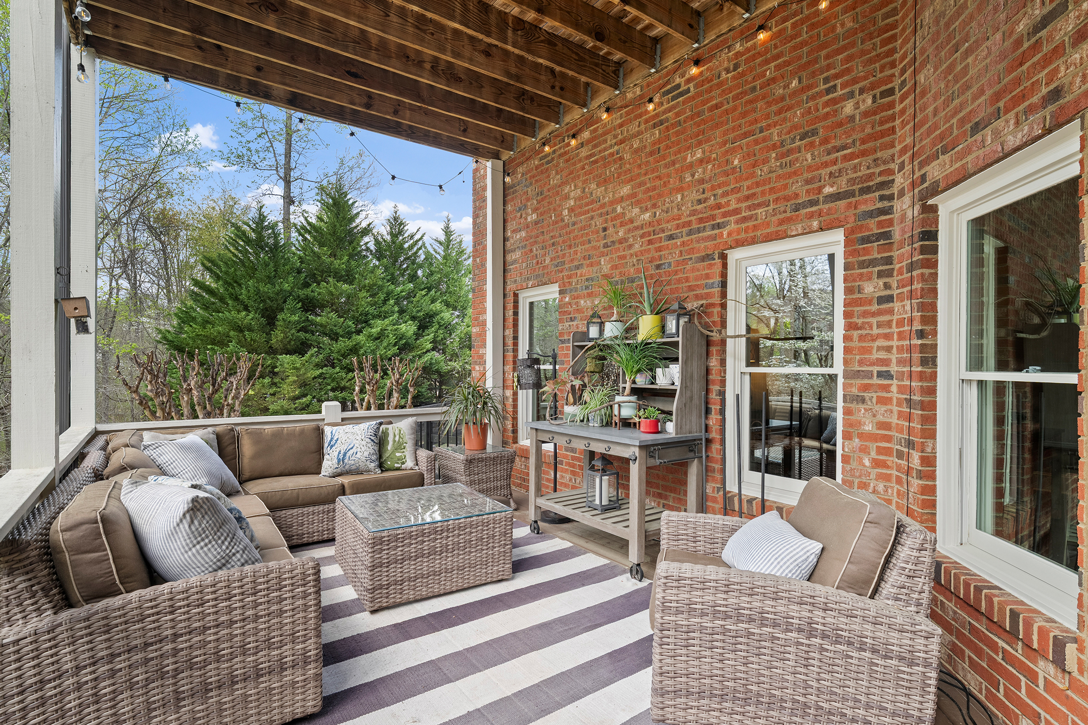  Meticulous Brick Estate Blends Timeless Architecture with Elevated Design - 物件實景