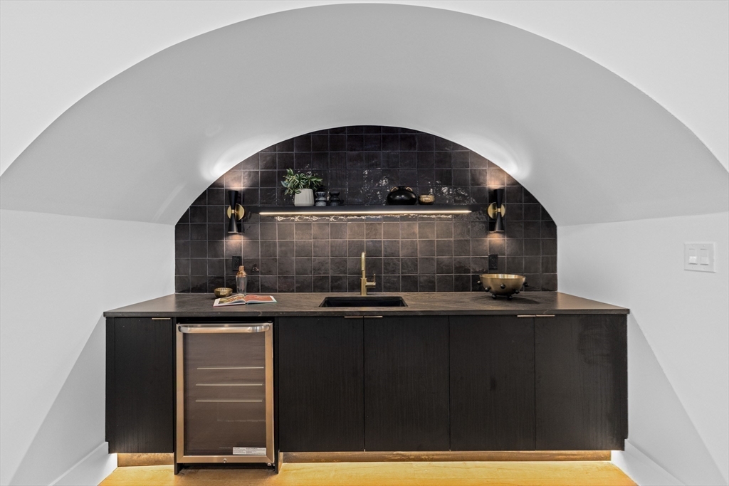 Newton, Massachusetts, 02461, United States, 7 Bedrooms Bedrooms, ,8 BathroomsBathrooms,Residential,For Sale,1995723