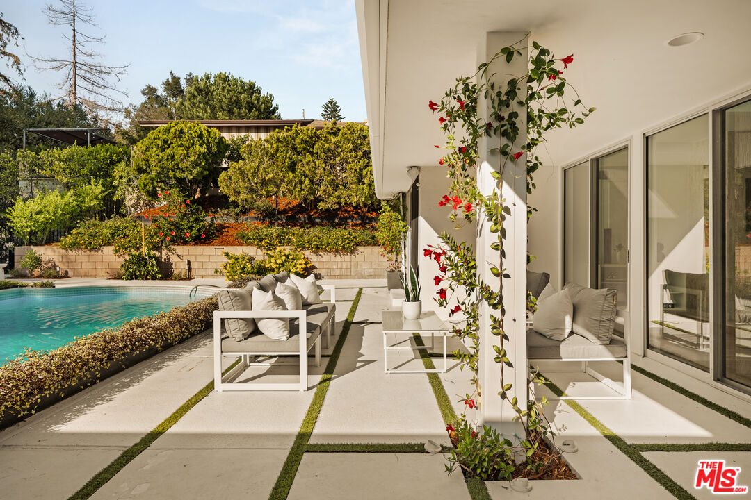 Los Angeles, California, 90027, United States, 4 Bedrooms Bedrooms, ,2 BathroomsBathrooms,Residential,For Sale,1989573