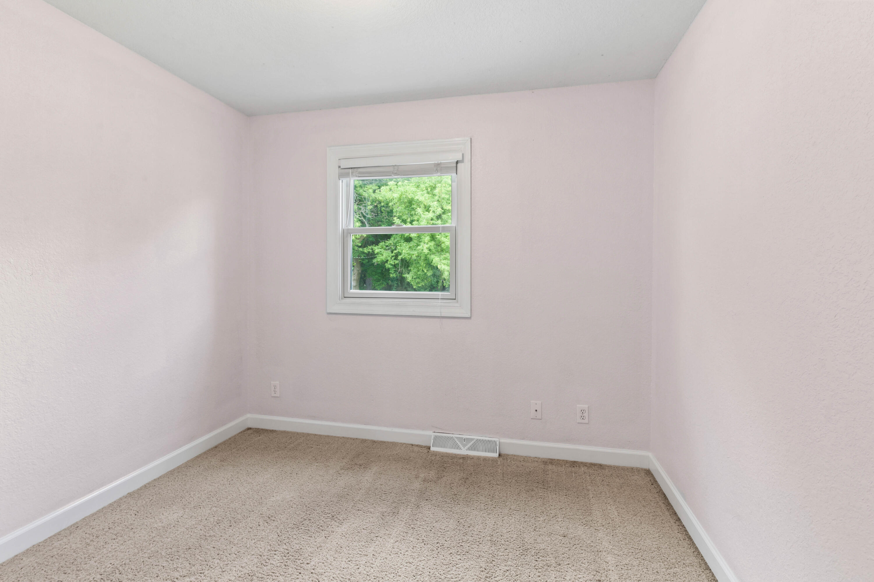 Delafield, Wisconsin, 53072, United States, 3 Bedrooms Bedrooms, ,2 BathroomsBathrooms,Residential,For Sale,1927266