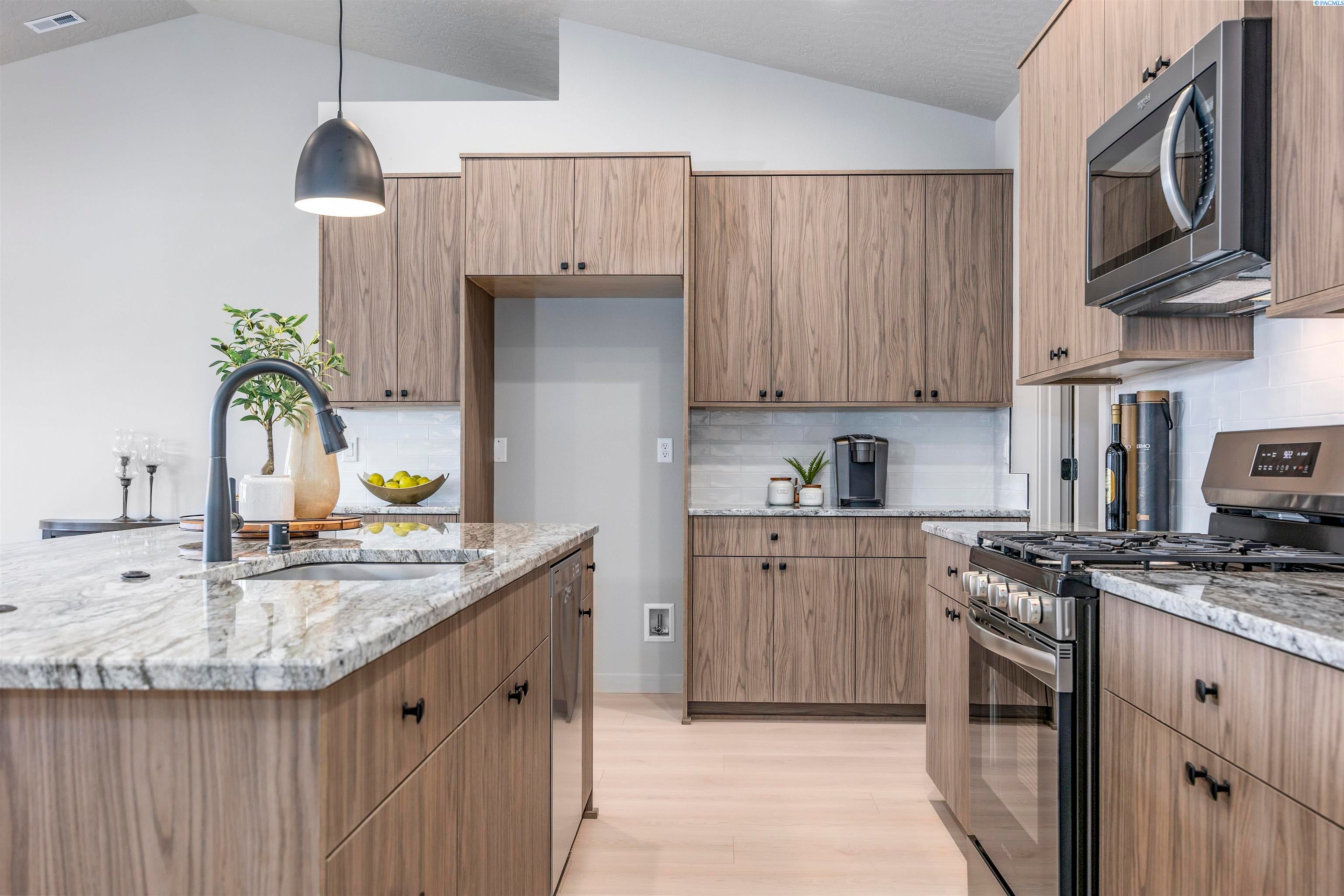 Richland, Washington, 99352, United States, 4 Bedrooms Bedrooms, ,3 BathroomsBathrooms,Residential,For Sale,1980389