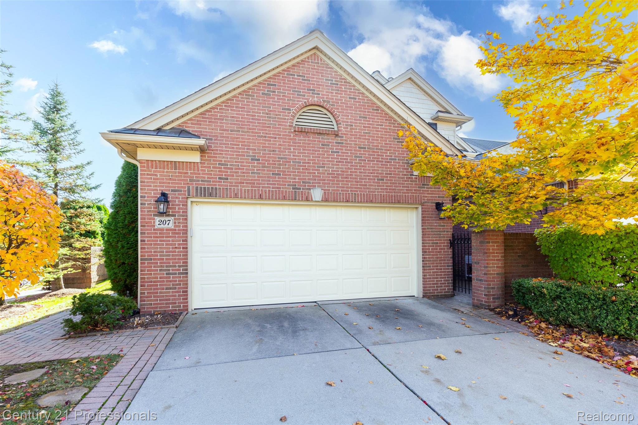 Troy, Michigan, 48098, United States, 2 Bedrooms Bedrooms, ,3 BathroomsBathrooms,Residential,For Sale,1979422