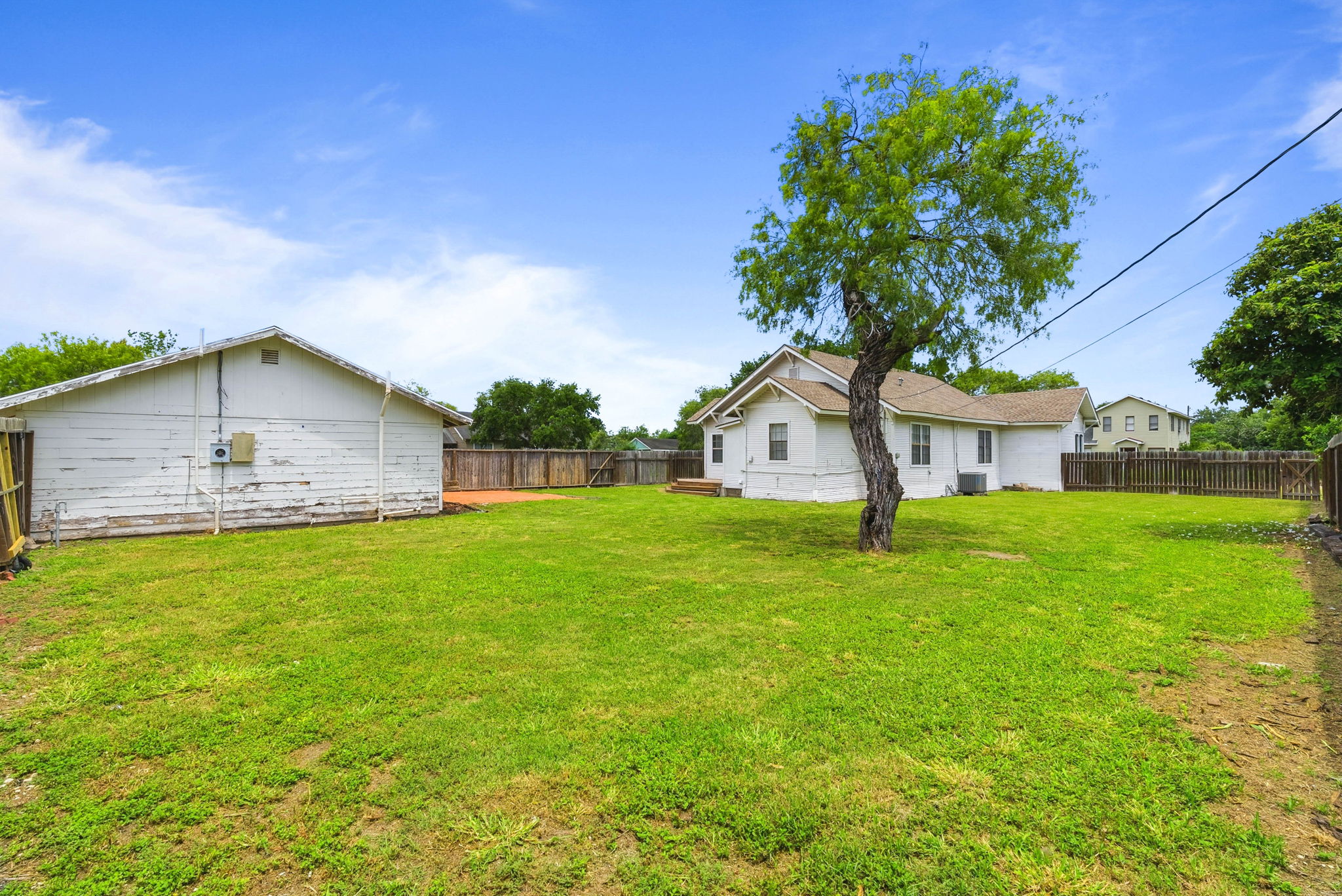  Corner Lot Living In Kingsville - 物件實景