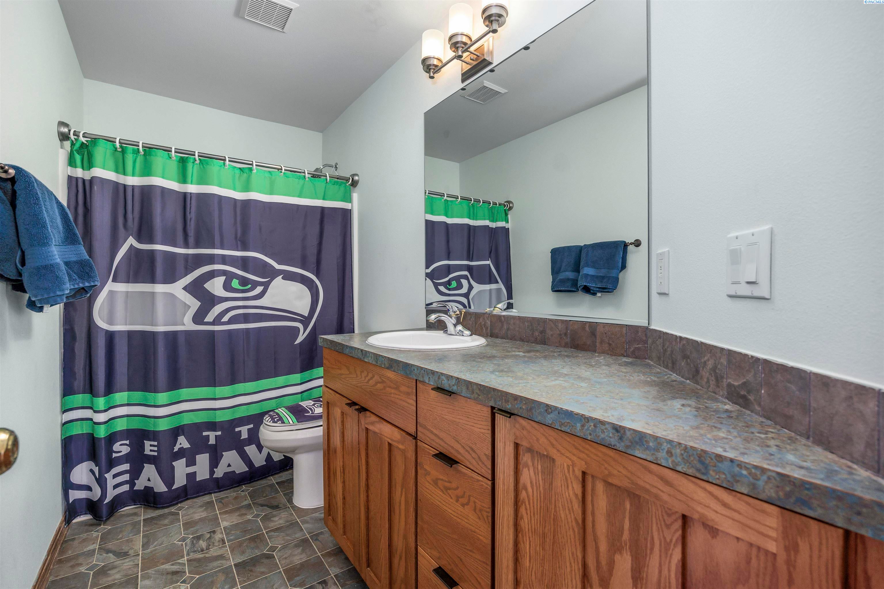 Richland, Washington, 99354, United States, 4 Bedrooms Bedrooms, ,3 BathroomsBathrooms,Residential,For Sale,1980969