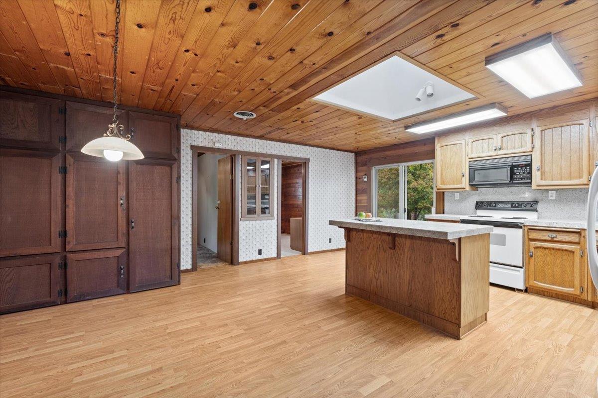 Grass Valley, California, 95945, United States, 3 Bedrooms Bedrooms, ,2 BathroomsBathrooms,Residential,For Sale,1974431