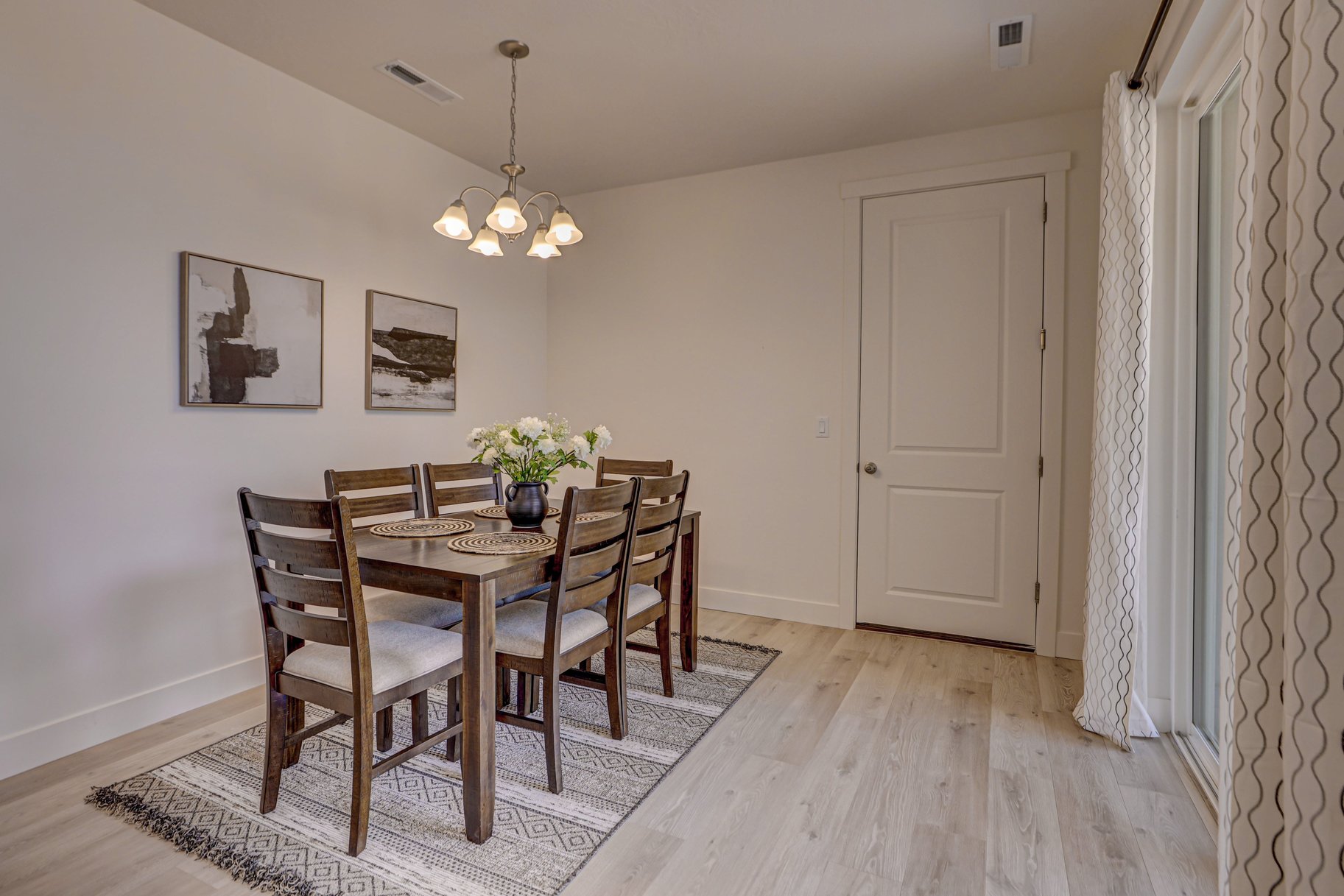  Move-in ready. Desert Color - Furnished 3 bed townhome - 物件實景