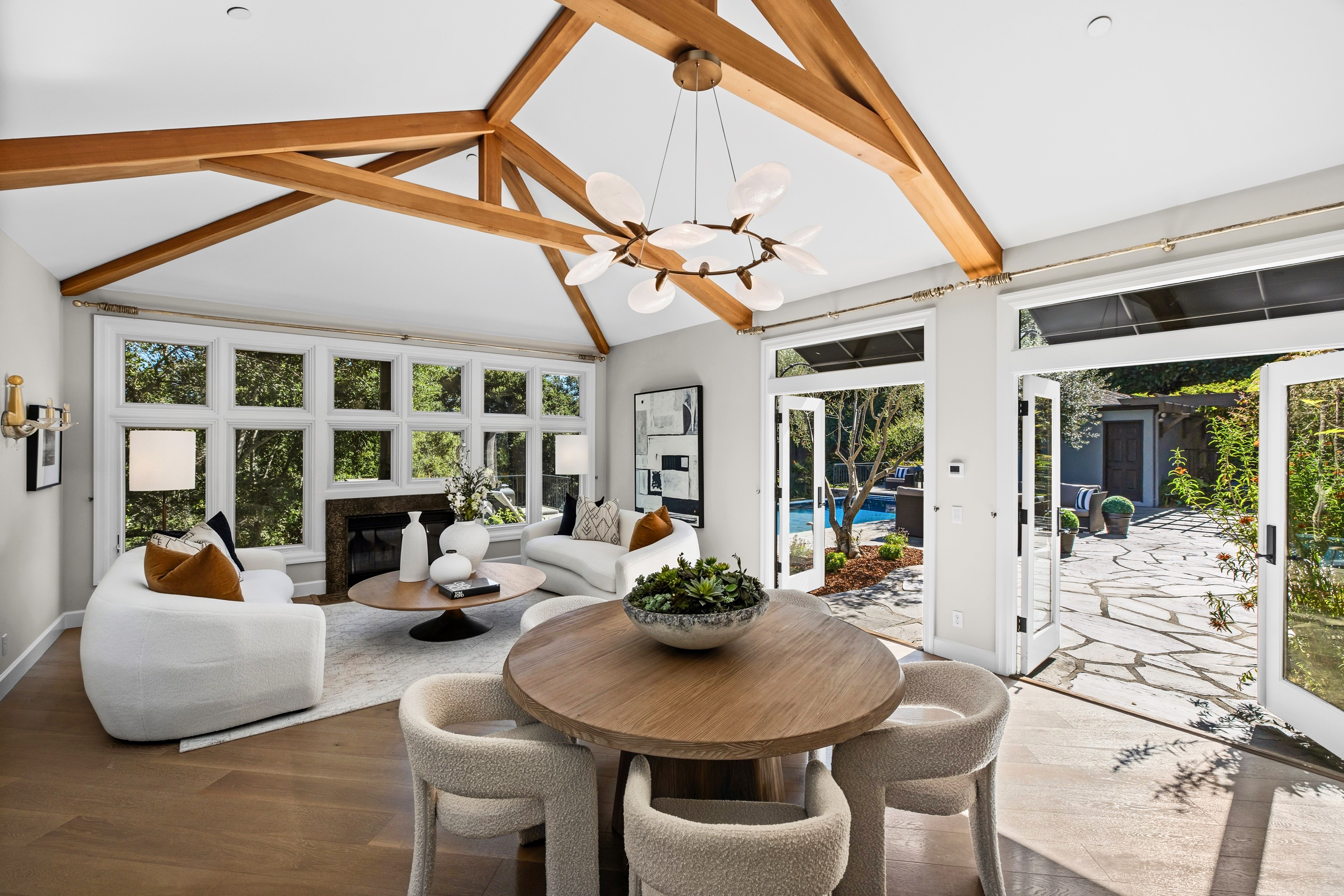  Resort Living in Sorich Park — Gated Mediterranean Estate With Pool and Views - 物件實景