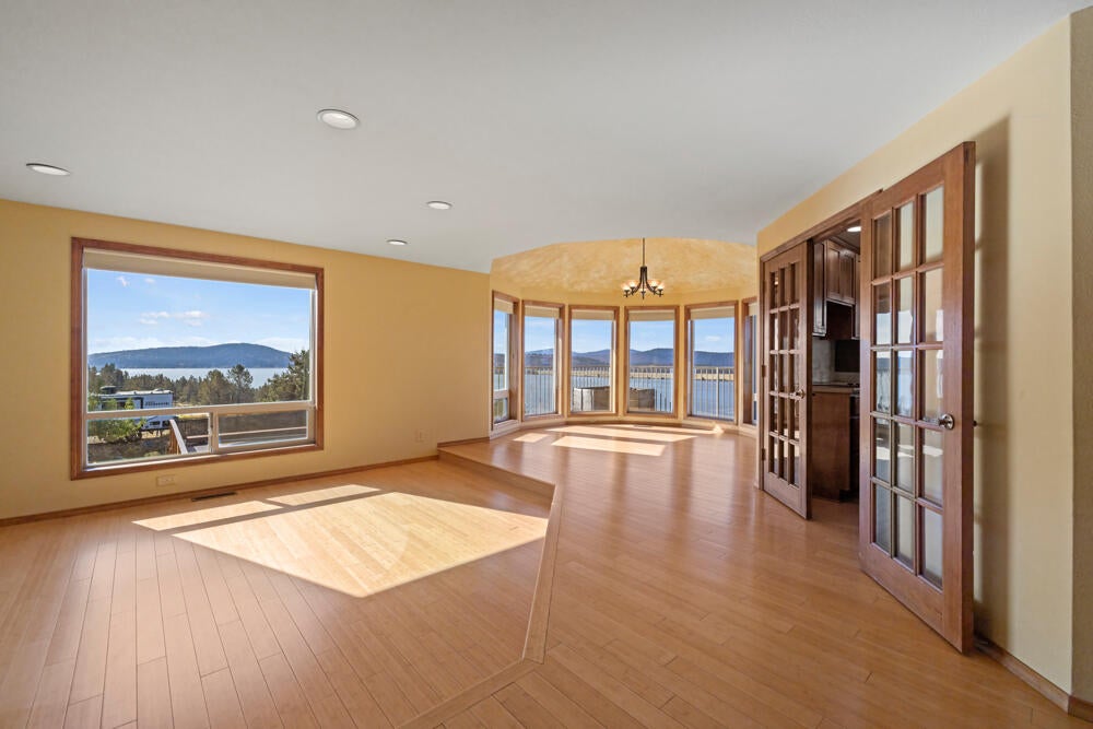 Klamath Falls, Oregon, 97601, United States, 4 Bedrooms Bedrooms, ,4 BathroomsBathrooms,Residential,For Sale,1804036