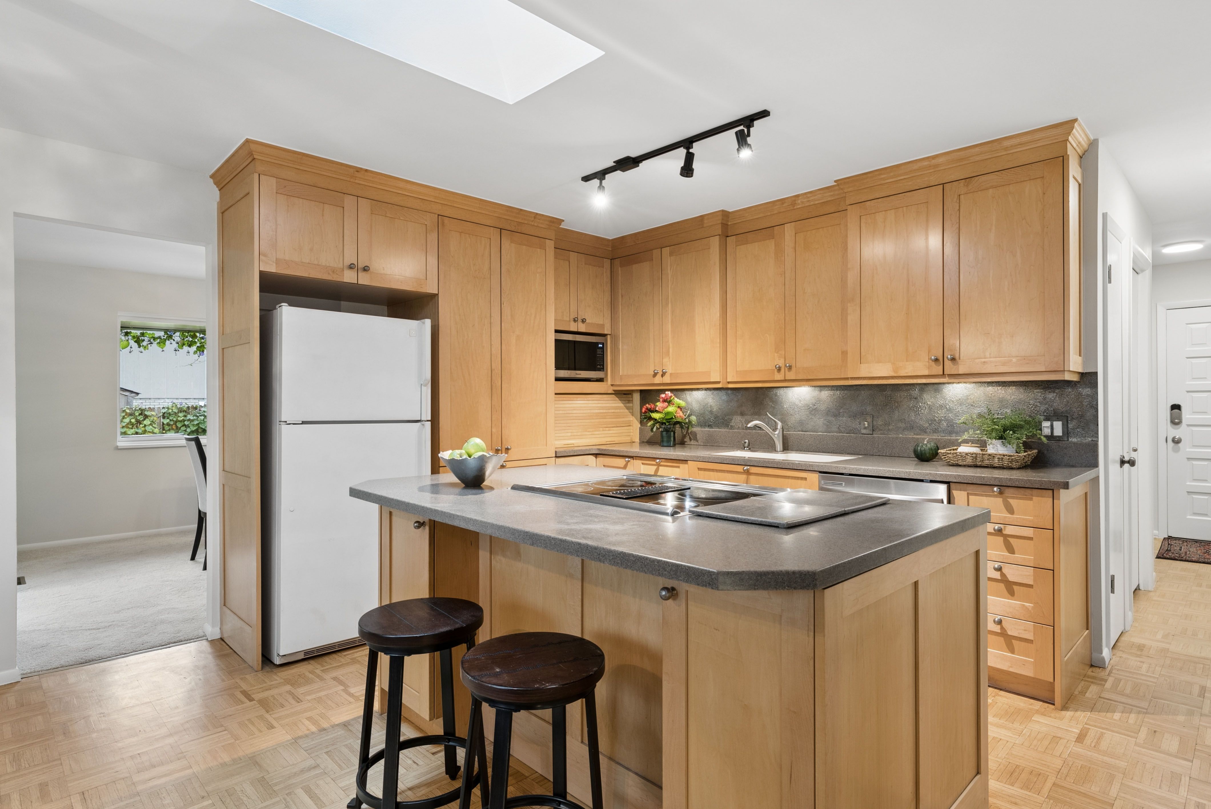  Beautifully refreshed home, tucked away on a quiet street & surrounded by trees - 物件實景