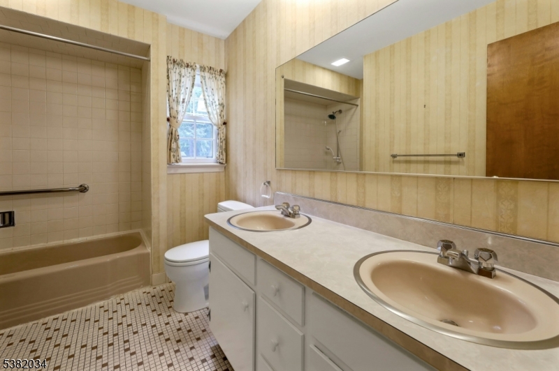 Ridgewood Village, New Jersey, 07450, United States, 3 Bedrooms Bedrooms, ,1 BathroomBathrooms,Residential,For Sale,1940435