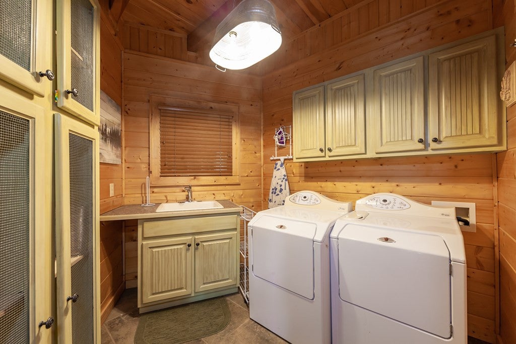 Sevierville, Tennessee, 37862, United States, 3 Bedrooms Bedrooms, ,7 BathroomsBathrooms,Residential,For Sale,1914651