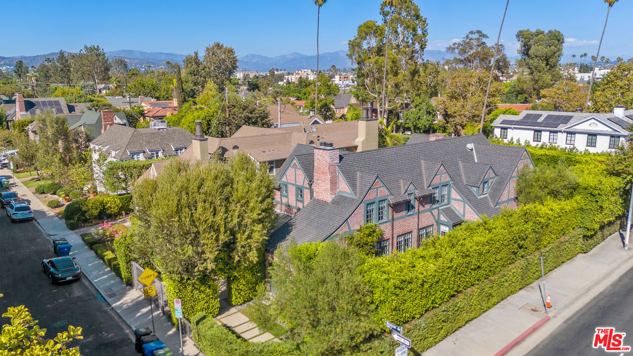 Los Angeles, California, 90020, United States, 5 Bedrooms Bedrooms, ,5 BathroomsBathrooms,Residential,For Sale,1939583
