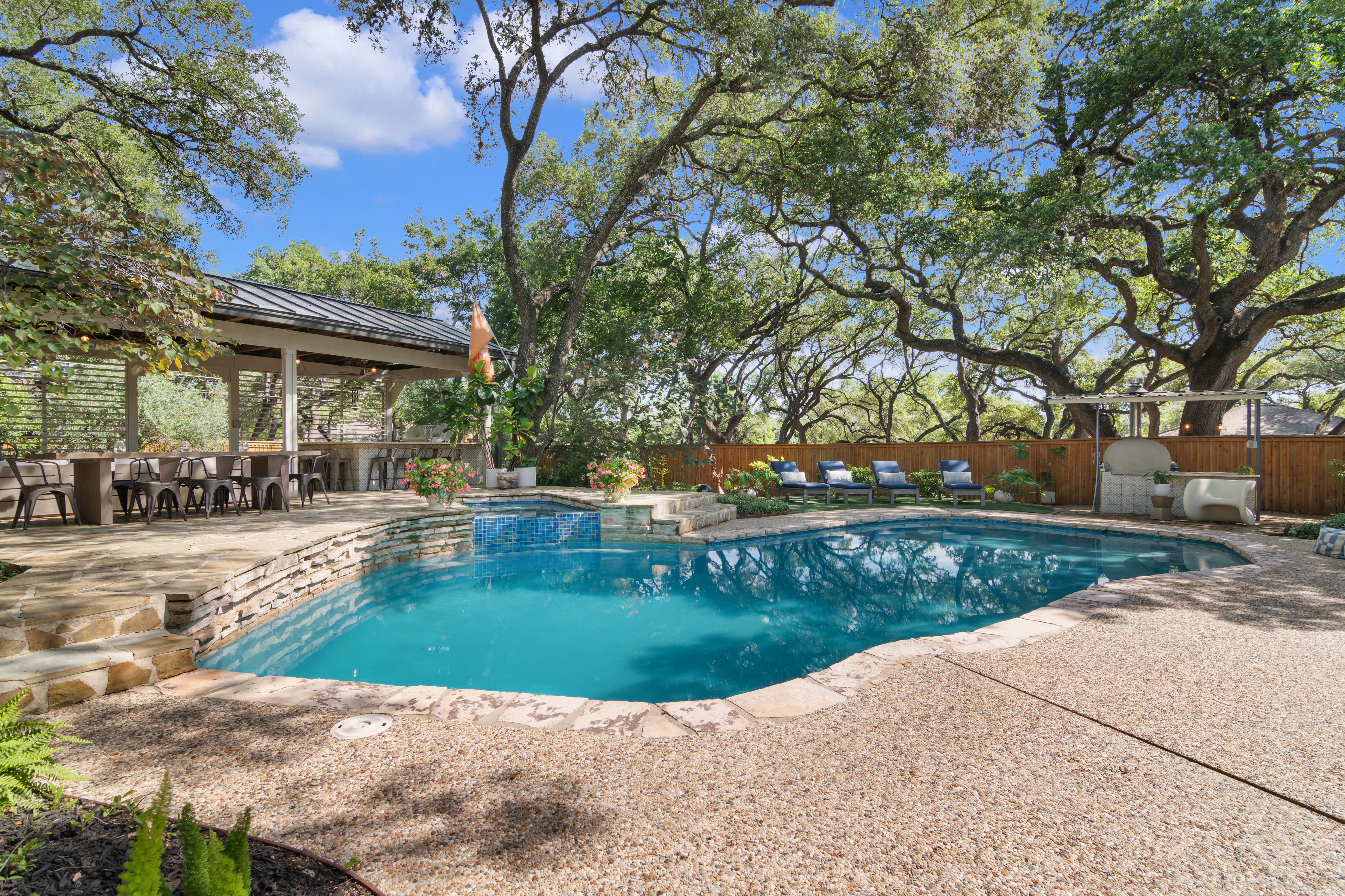  Private Oak-Shaded Estate in Castle Hills - 物件實景