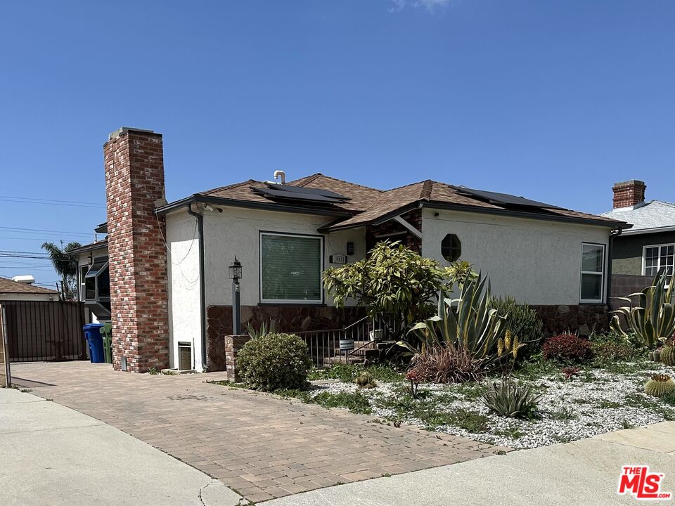 Los Angeles, California, 90047, United States, 2 Bedrooms Bedrooms, ,1 BathroomBathrooms,Residential,For Sale,1933535