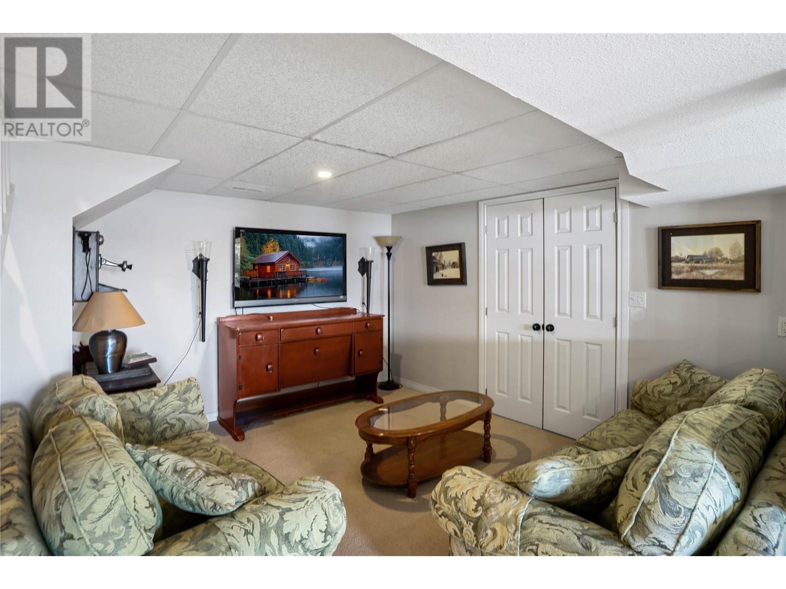 KELOWNA, British Columbia, V1V 2C3, CA, 5 Bedrooms Bedrooms, ,2 BathroomsBathrooms,Residential,For Sale,1911113