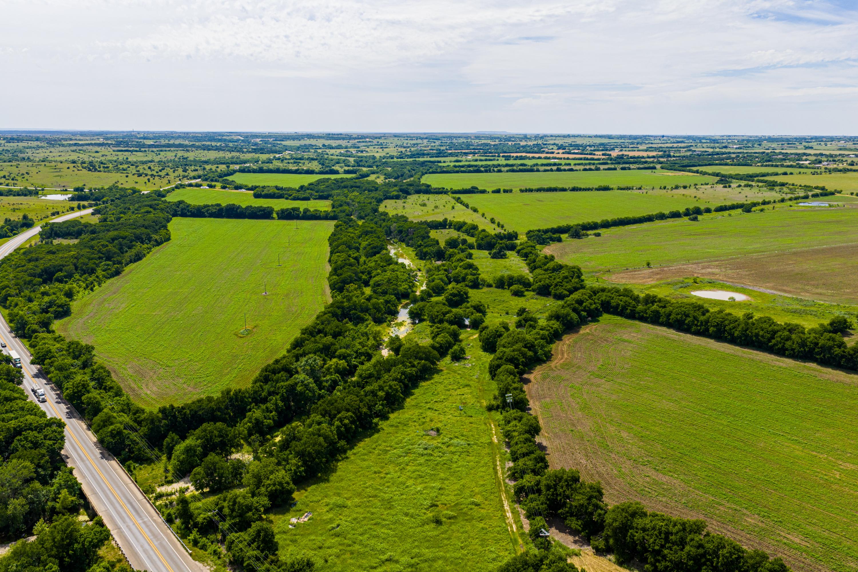  667 Acre Development Property With Two Miles Of Highway Frontage - 物件實景