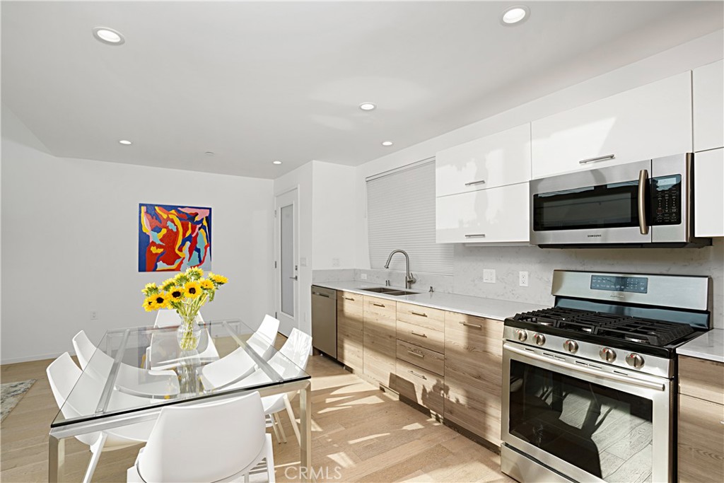 Los Angeles, California, 90019, United States, 2 Bedrooms Bedrooms, ,3 BathroomsBathrooms,Residential,For Sale,1990978