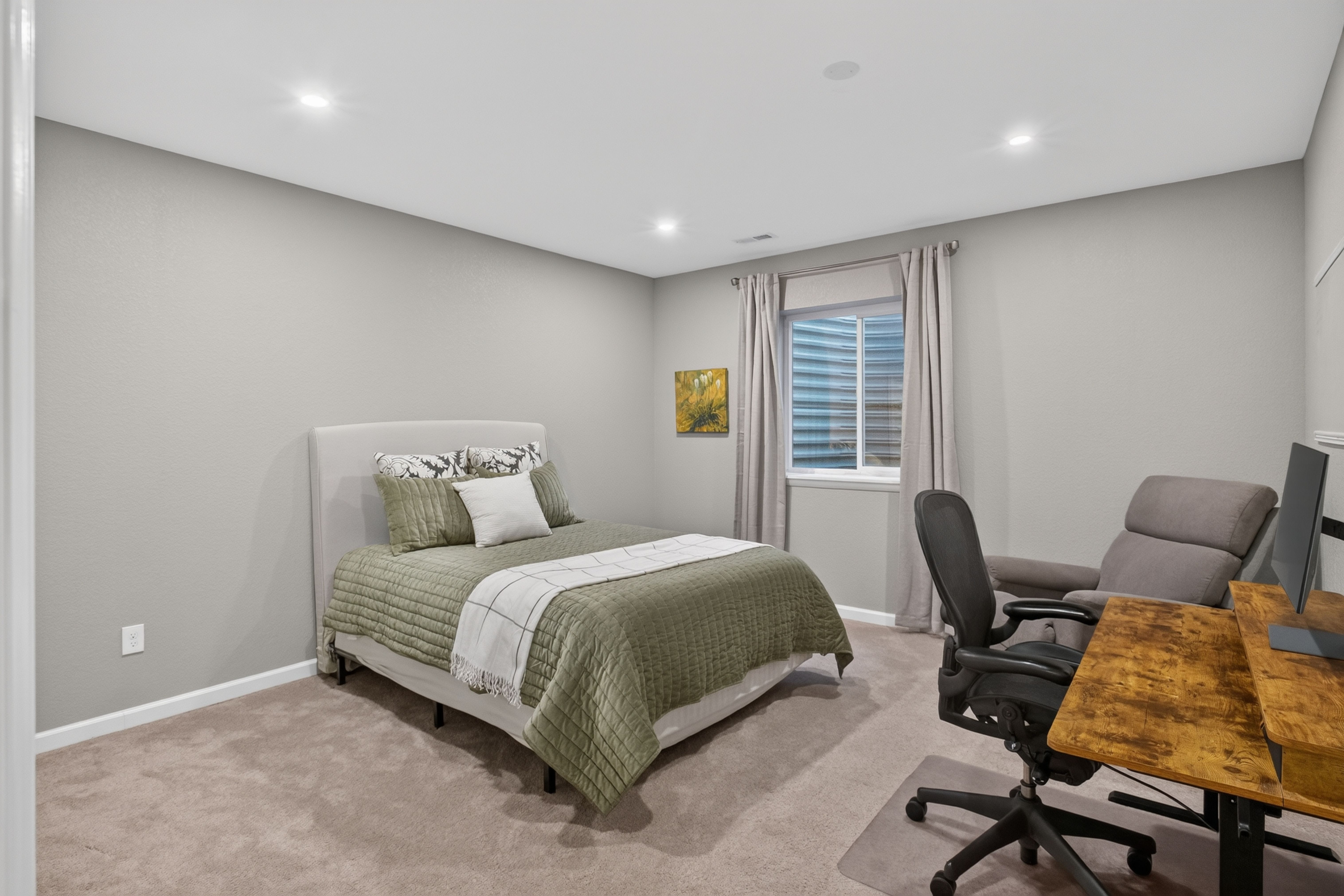  Sought-After Main Level Living - 物件實景