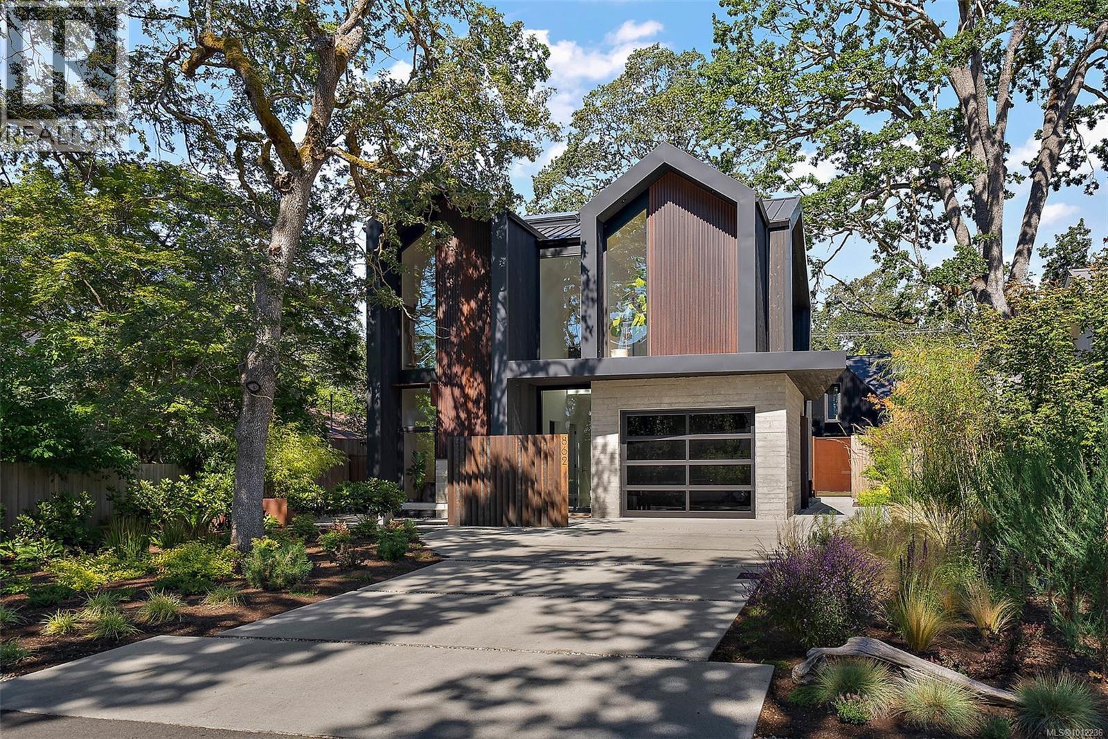 VICTORIA, British Columbia, V8S 4A6, CA, 6 Bedrooms Bedrooms, ,5 BathroomsBathrooms,Residential,For Sale,1948735