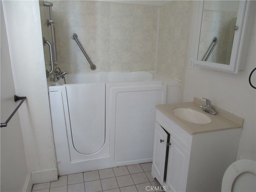 Los Angeles, California, 90018, United States, 4 Bedrooms Bedrooms, ,2 BathroomsBathrooms,Residential,For Sale,1941625
