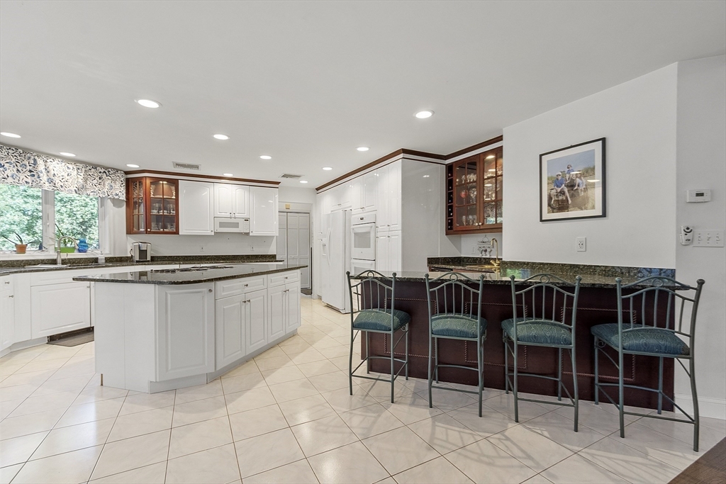 Middleton, Massachusetts, 01949, United States, 4 Bedrooms Bedrooms, ,4 BathroomsBathrooms,Residential,For Sale,1981147