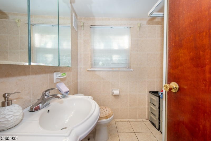 Wayne Twp., New Jersey, 07470, United States, 5 Bedrooms Bedrooms, ,3 BathroomsBathrooms,Residential,For Sale,1928449
