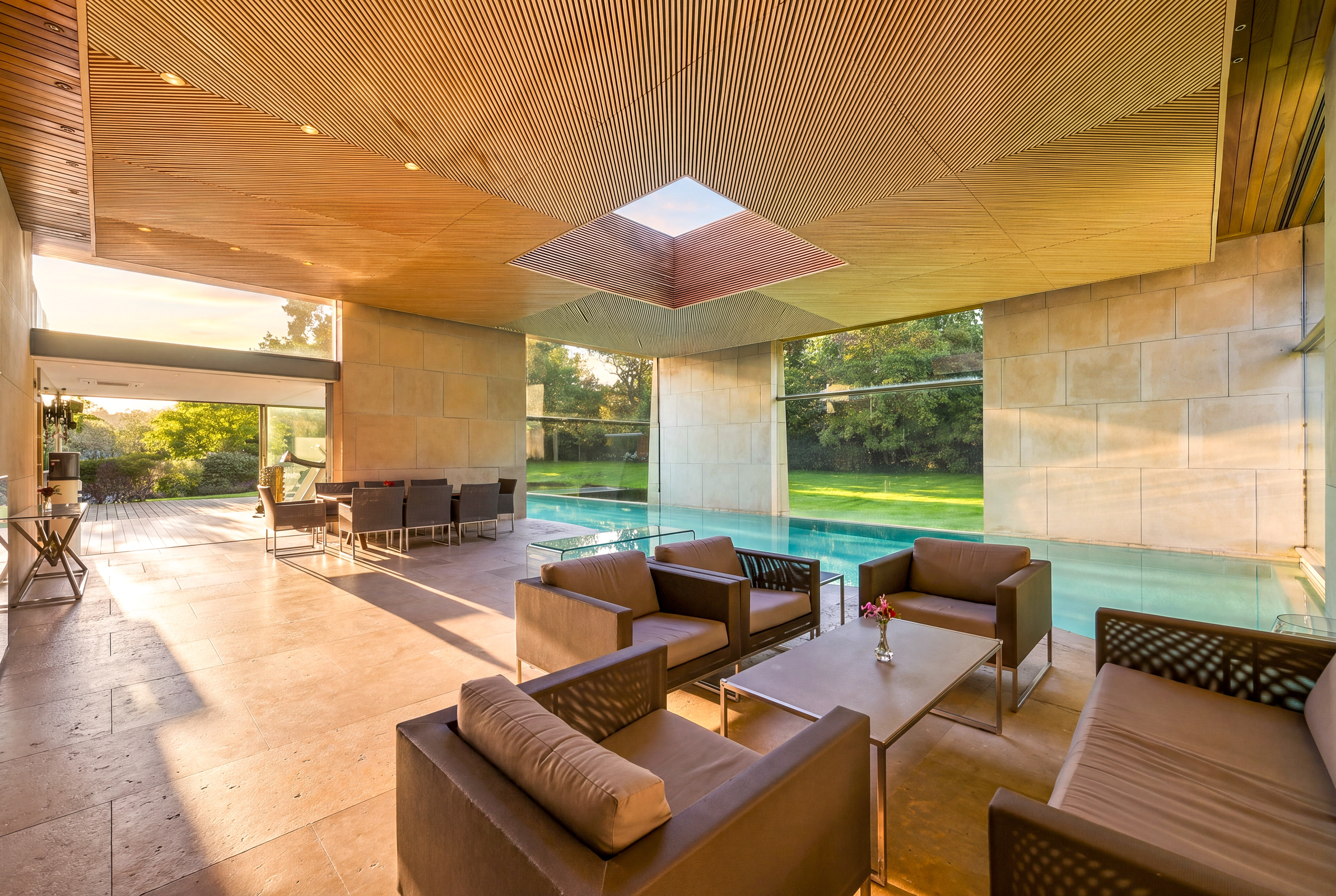  An architectural house on The Bishops Avenue with an indoor-outdoor pool - 物件實景