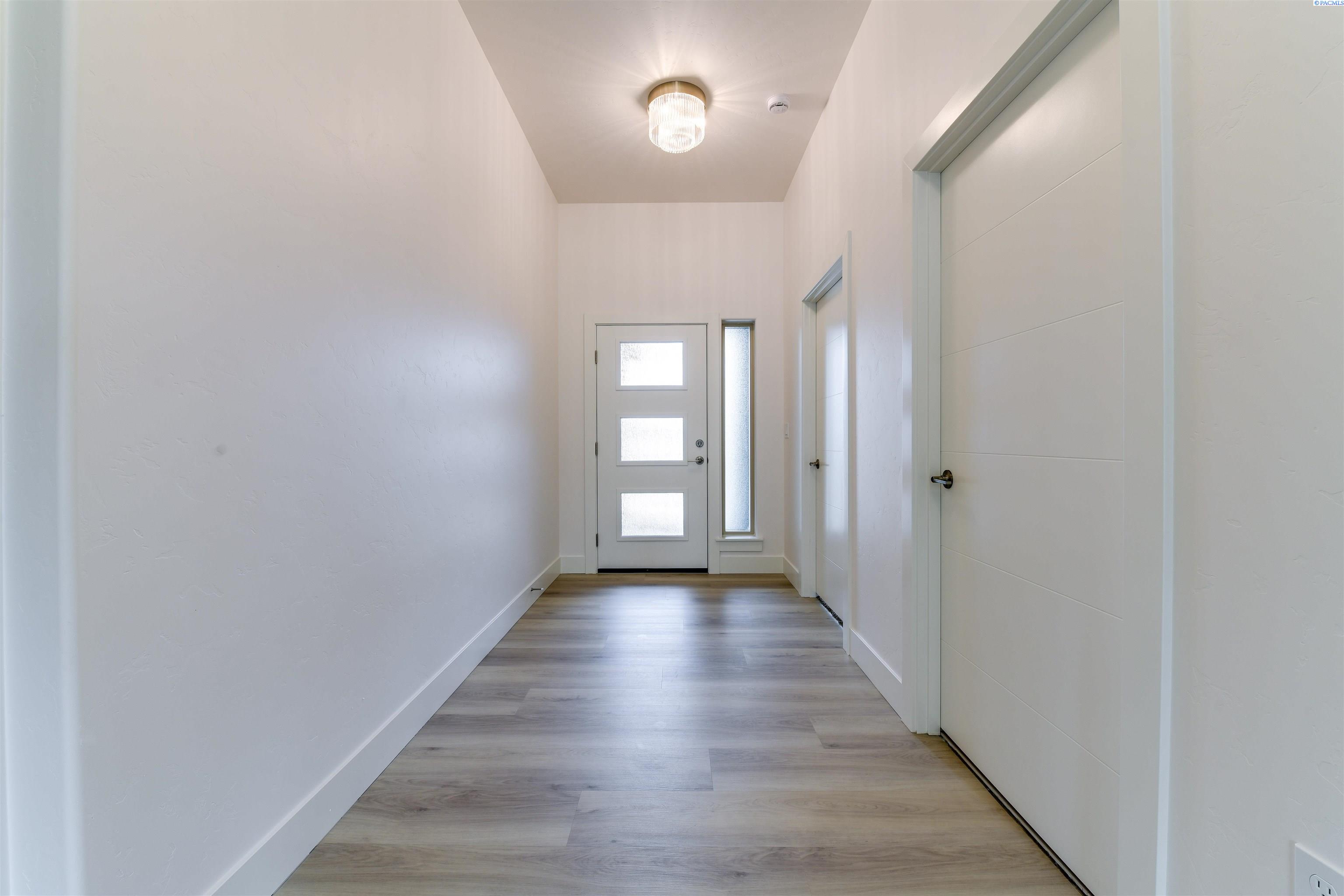 Richland, Washington, 99352, United States, 4 Bedrooms Bedrooms, ,1 BathroomBathrooms,Residential,For Sale,1992937