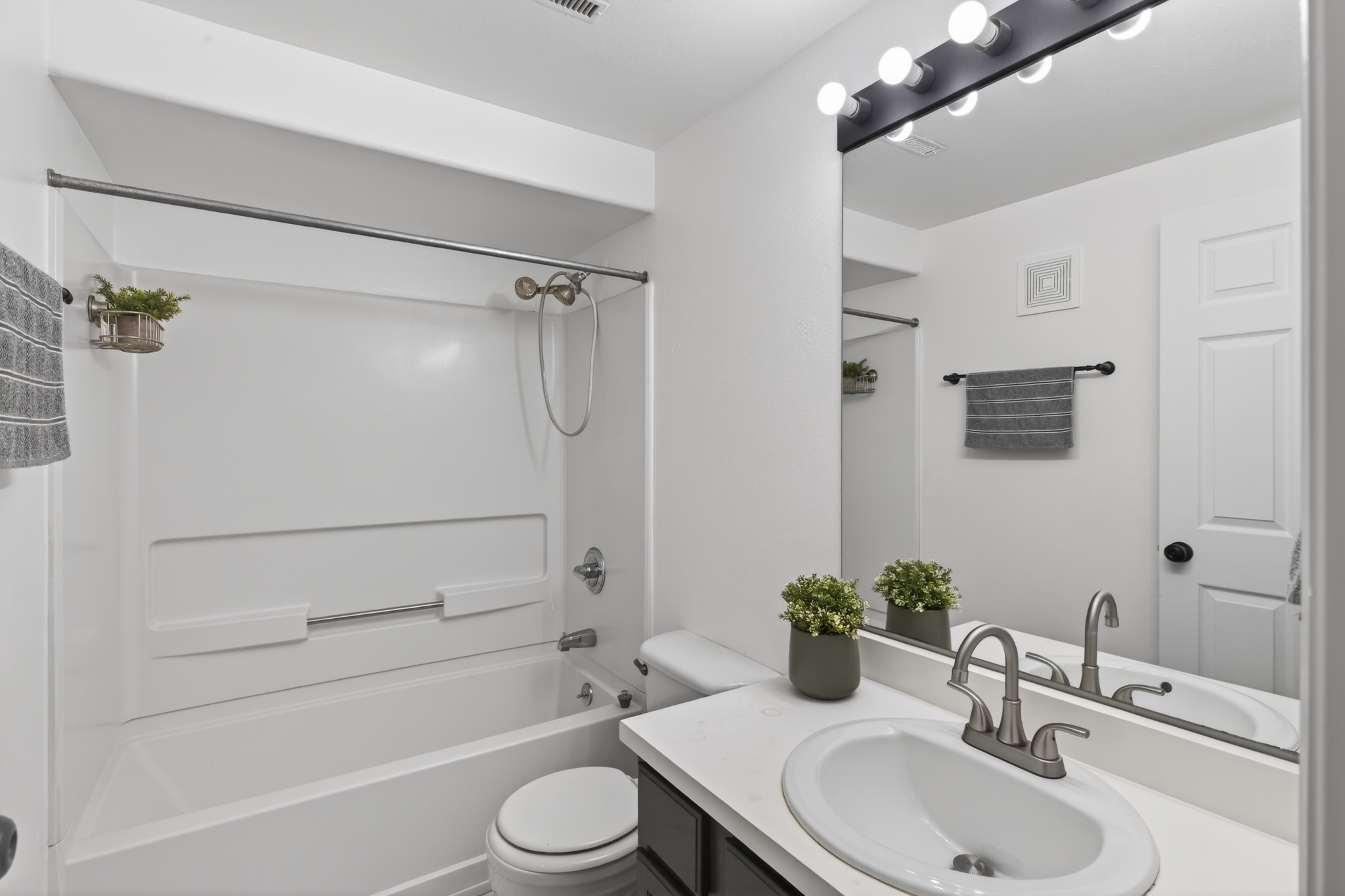  Charming Cole Bungalow – Fresh Updates, Green Kitchen & Private Deck - 物件實景