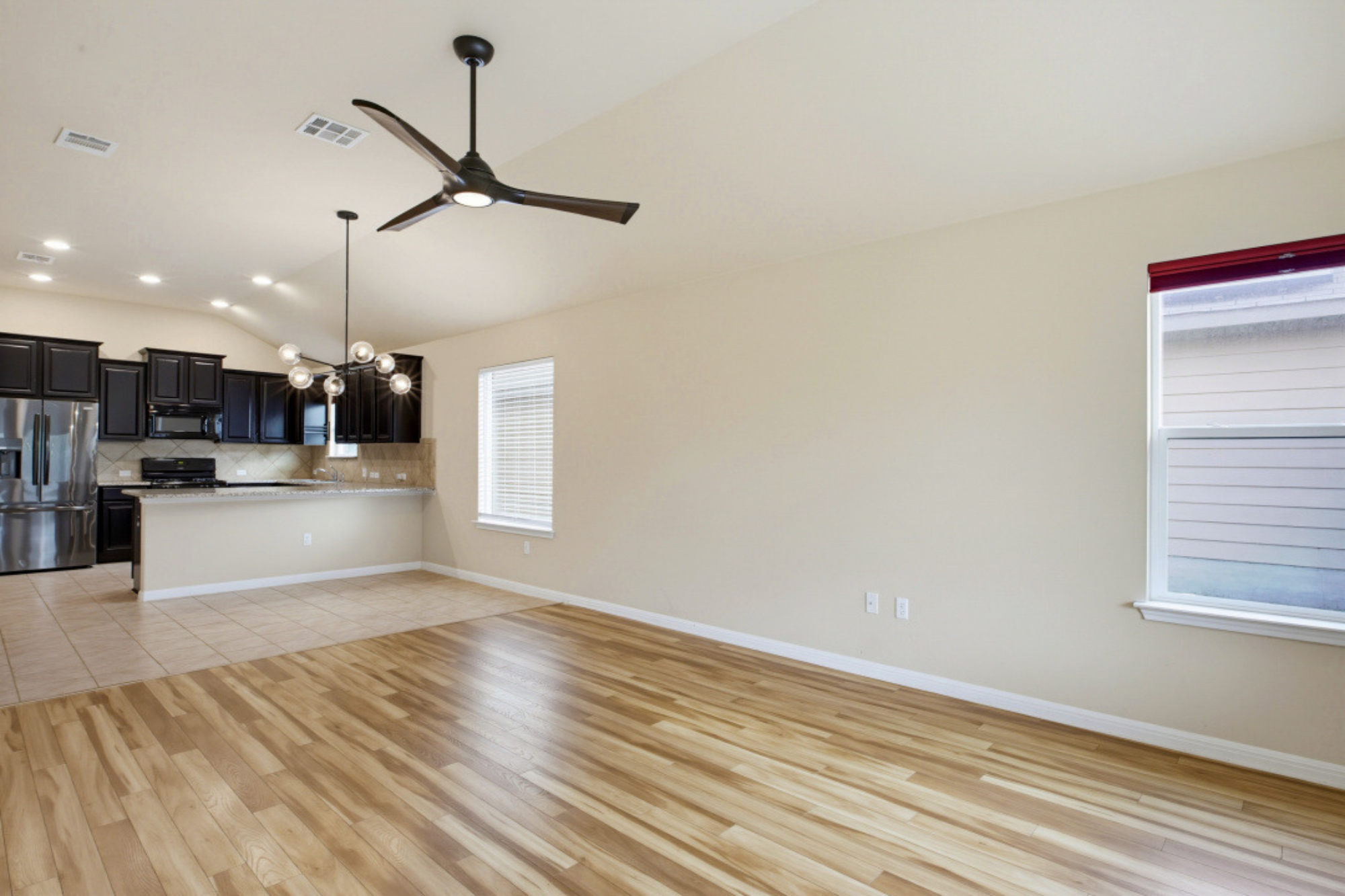  Move-In Ready & Meticulously Maintained in Fort Dessau - 物件實景