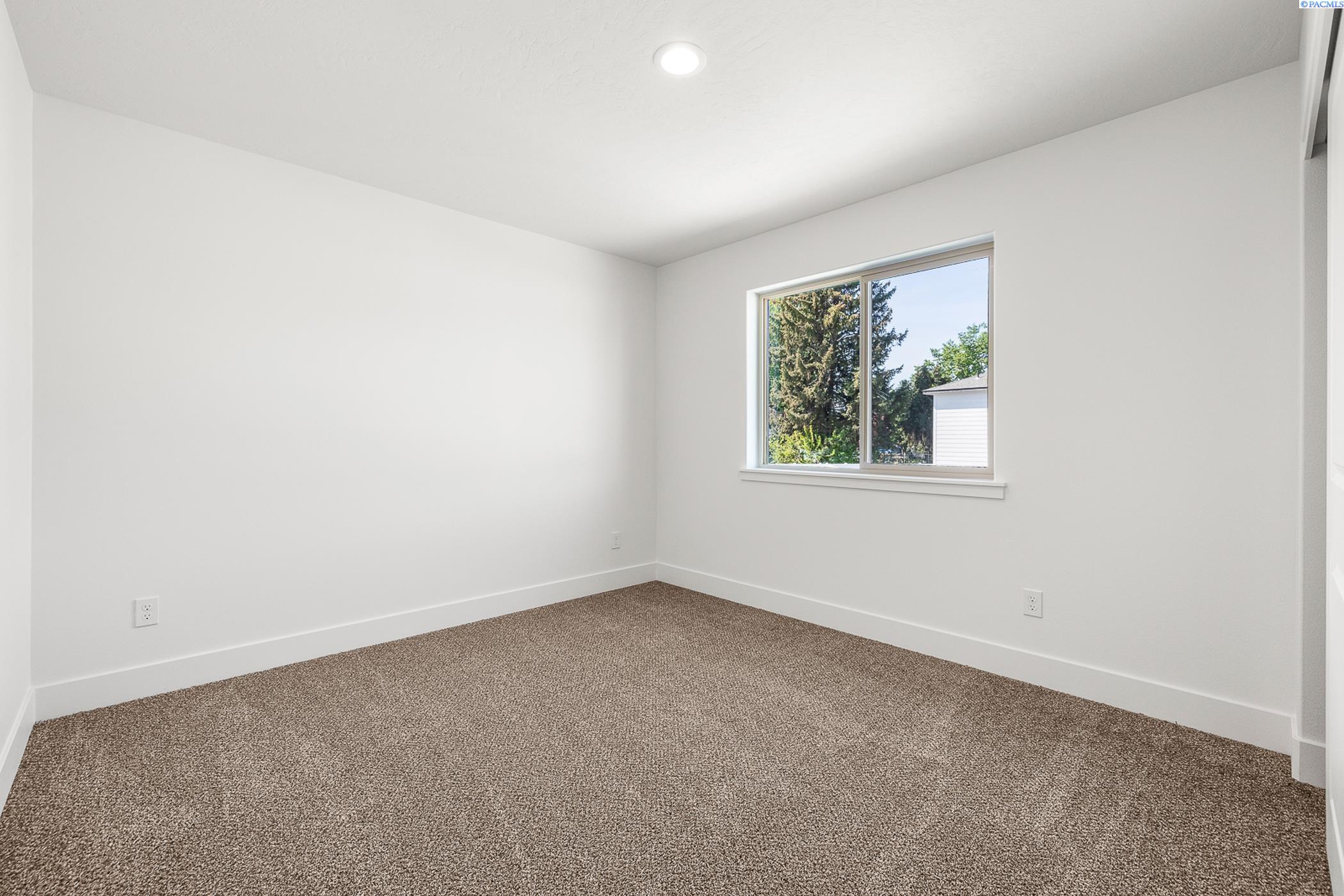 Kennewick, Washington, 99337, United States, 6 Bedrooms Bedrooms, ,Residential,For Sale,1941578
