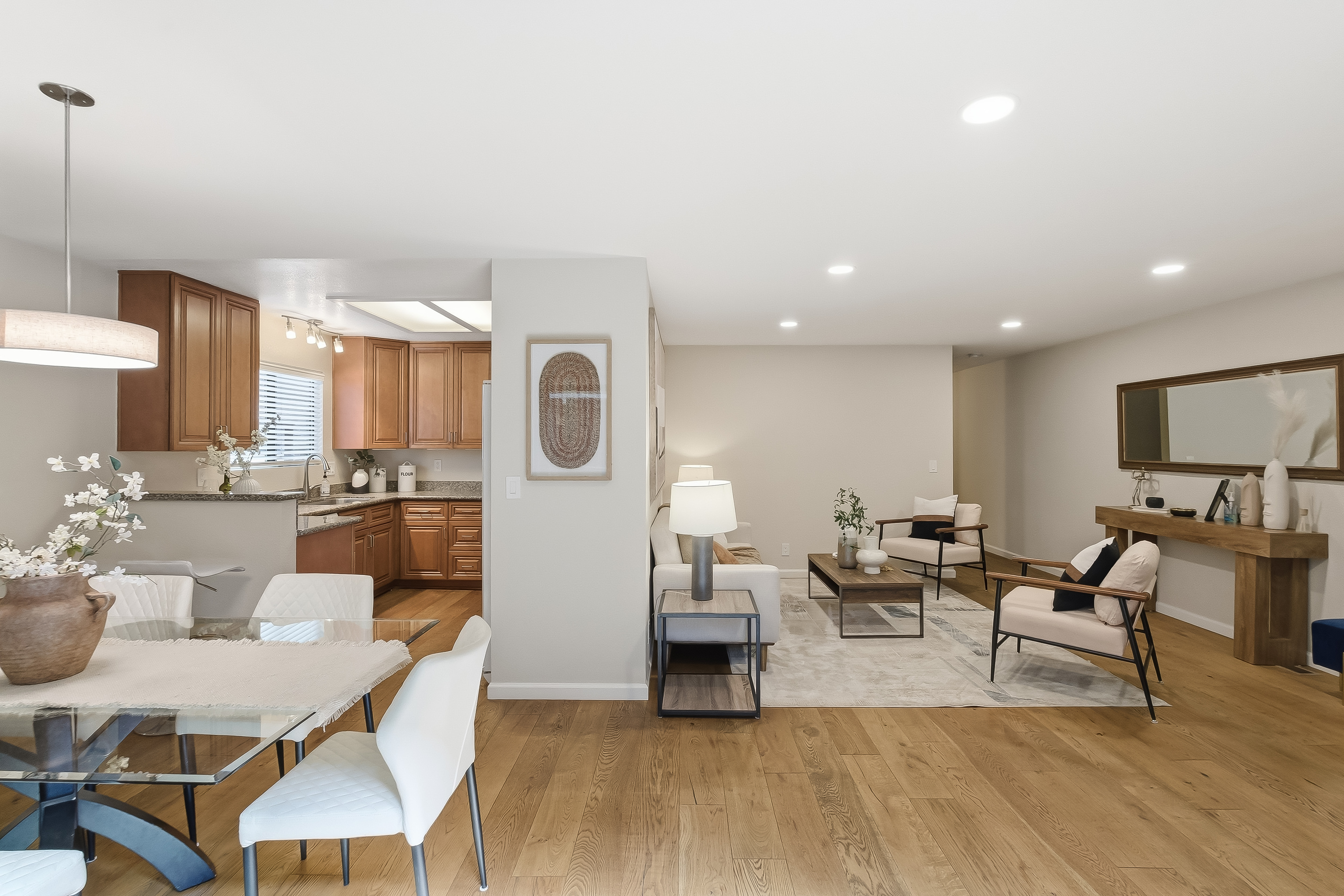  Spanish-Style Townhome in Tranquil Community - 物件實景