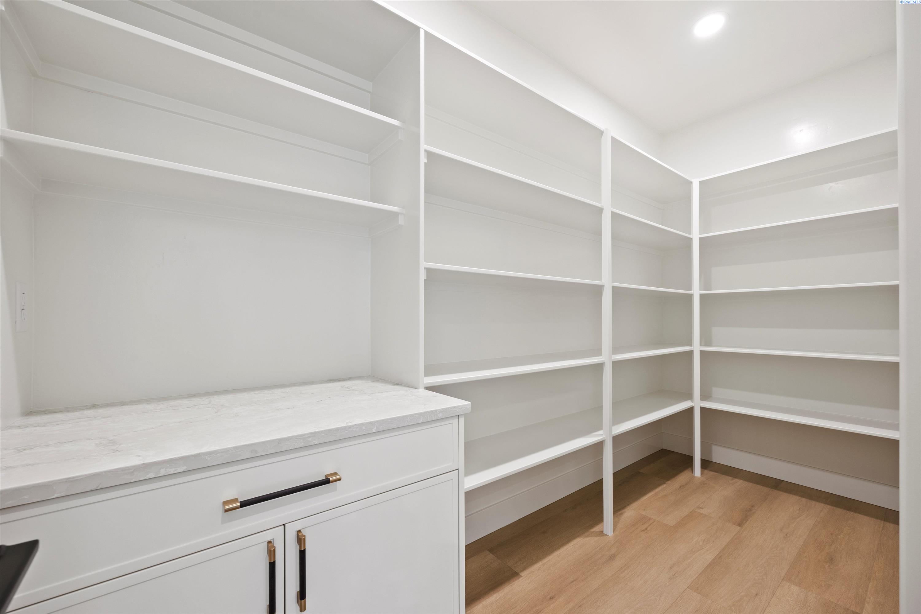 Kennewick, Washington, 99338, United States, 4 Bedrooms Bedrooms, ,4 BathroomsBathrooms,Residential,For Sale,1993366