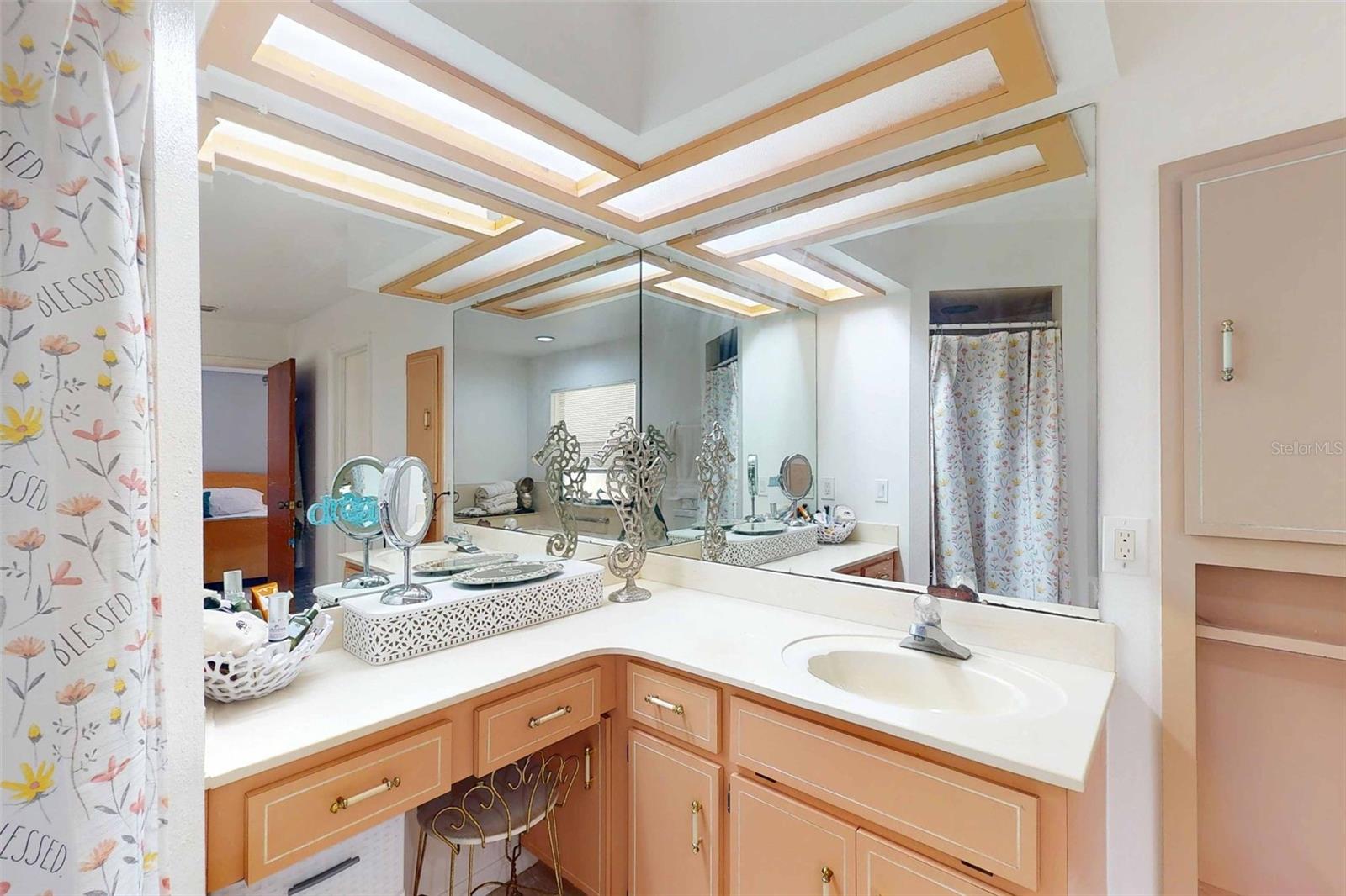 DUNNELLON, Florida, 34433, United States, 3 Bedrooms Bedrooms, ,2 BathroomsBathrooms,Residential,For Sale,1919933