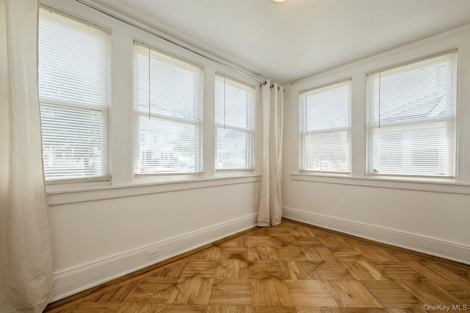 Queens Village, New York, 11429, United States, 3 Bedrooms Bedrooms, ,2 BathroomsBathrooms,Residential,For Sale,1902128