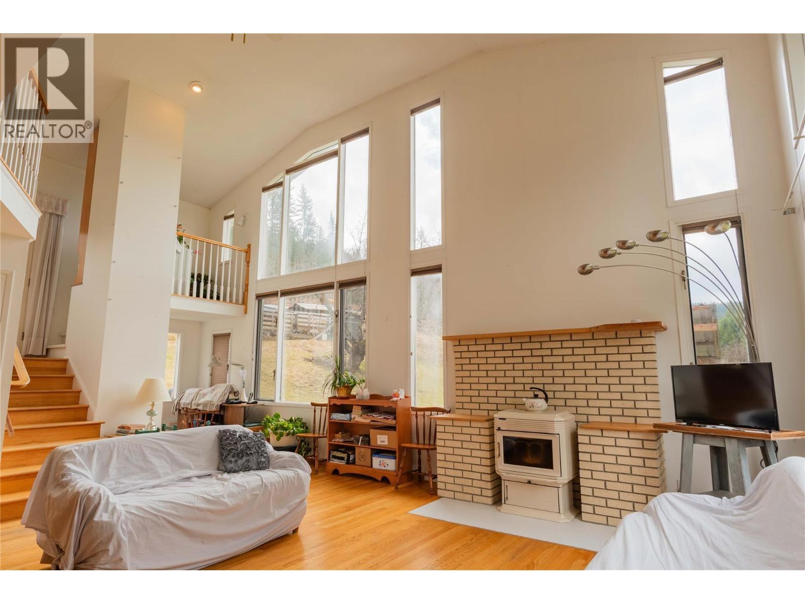 APPLEDALE, British Columbia, V0G 2J0, CA, 5 Bedrooms Bedrooms, ,2 BathroomsBathrooms,Residential,For Sale,1946998