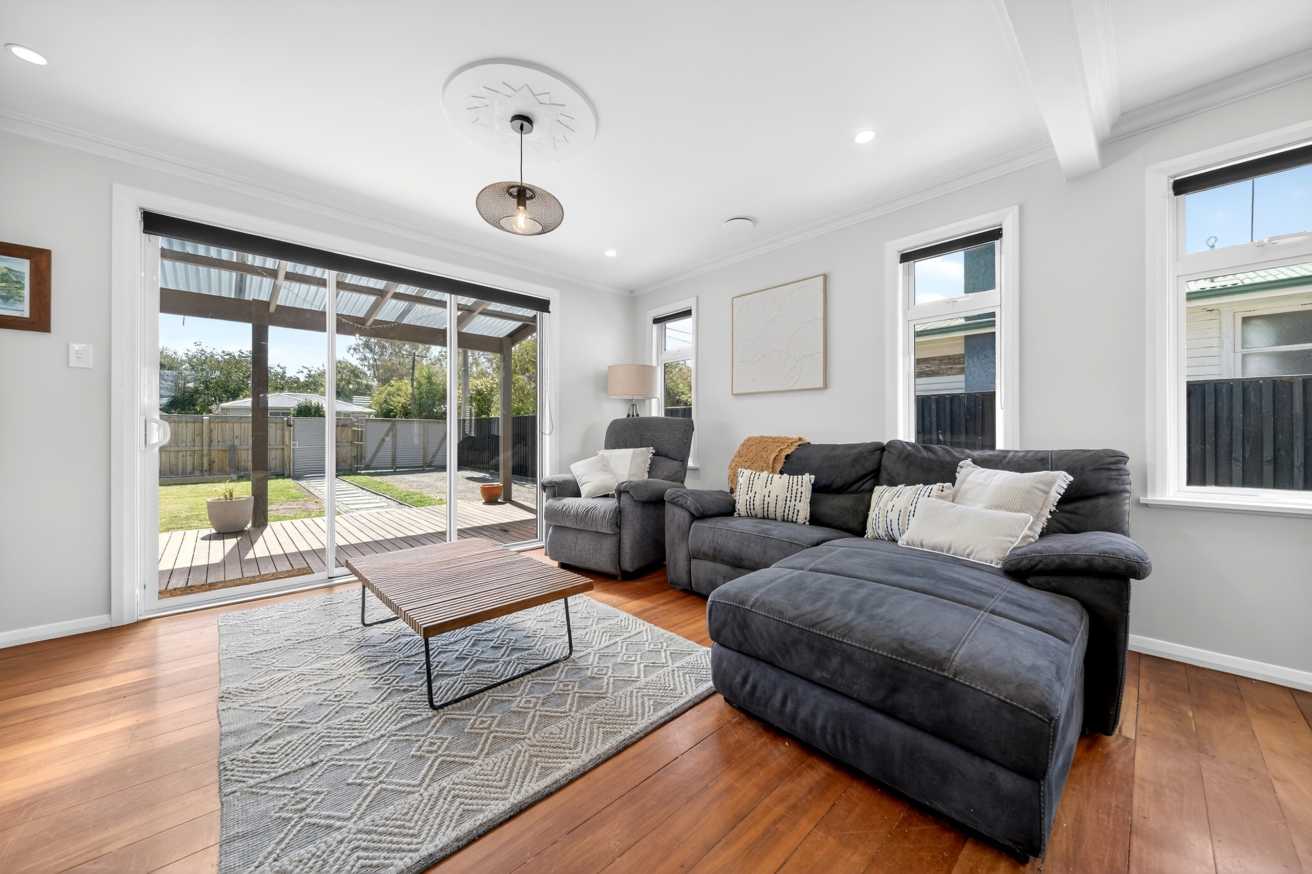  Family Living with Poolside Entertaining - 物件實景