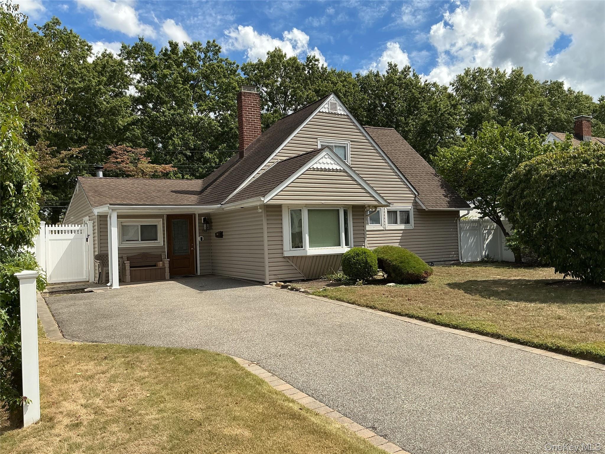 Choir Ln, Westbury, NY 11590