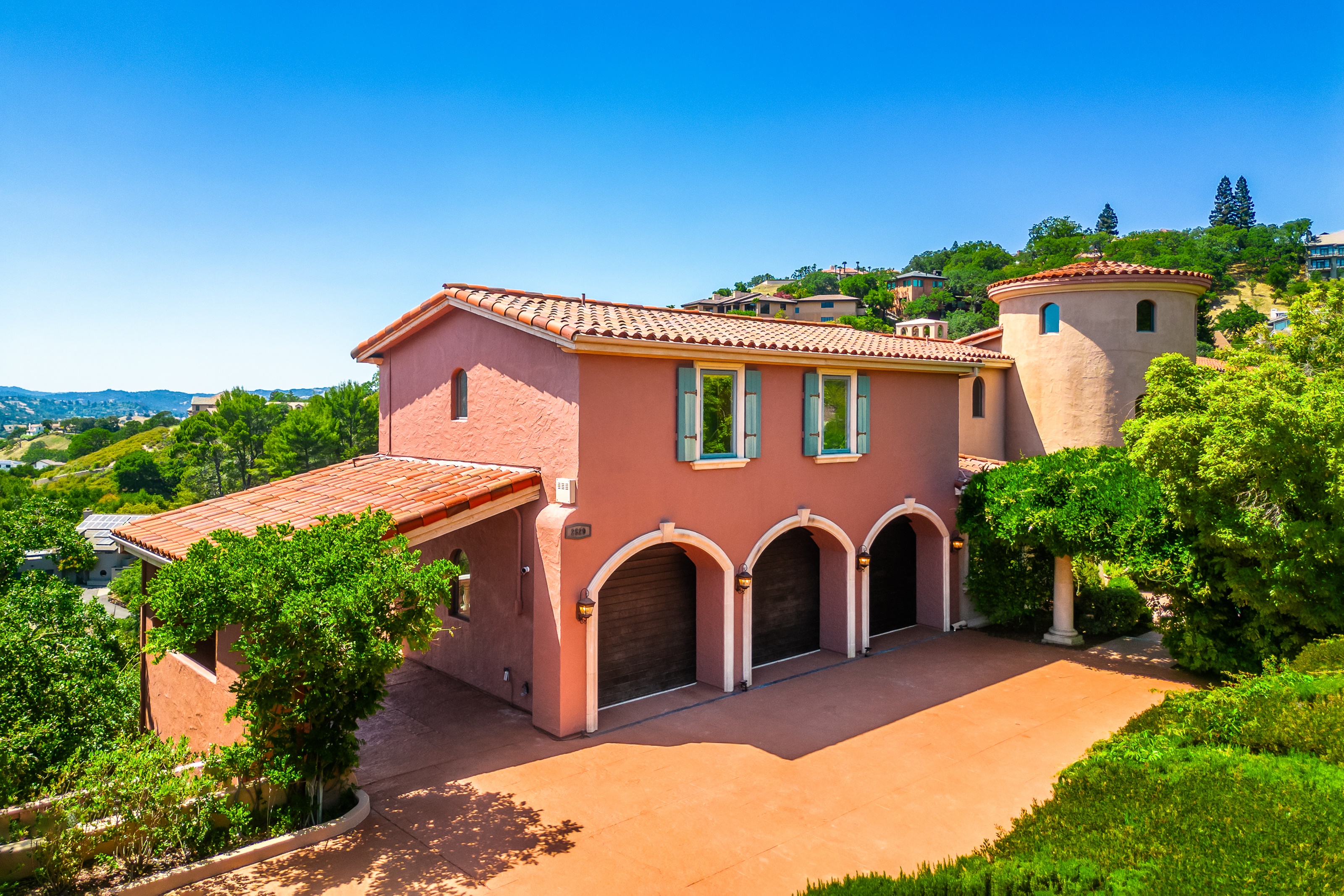  An Extraordinary Round Hill Estate Defined by Privacy, Views, and Sophistication - 物件實景