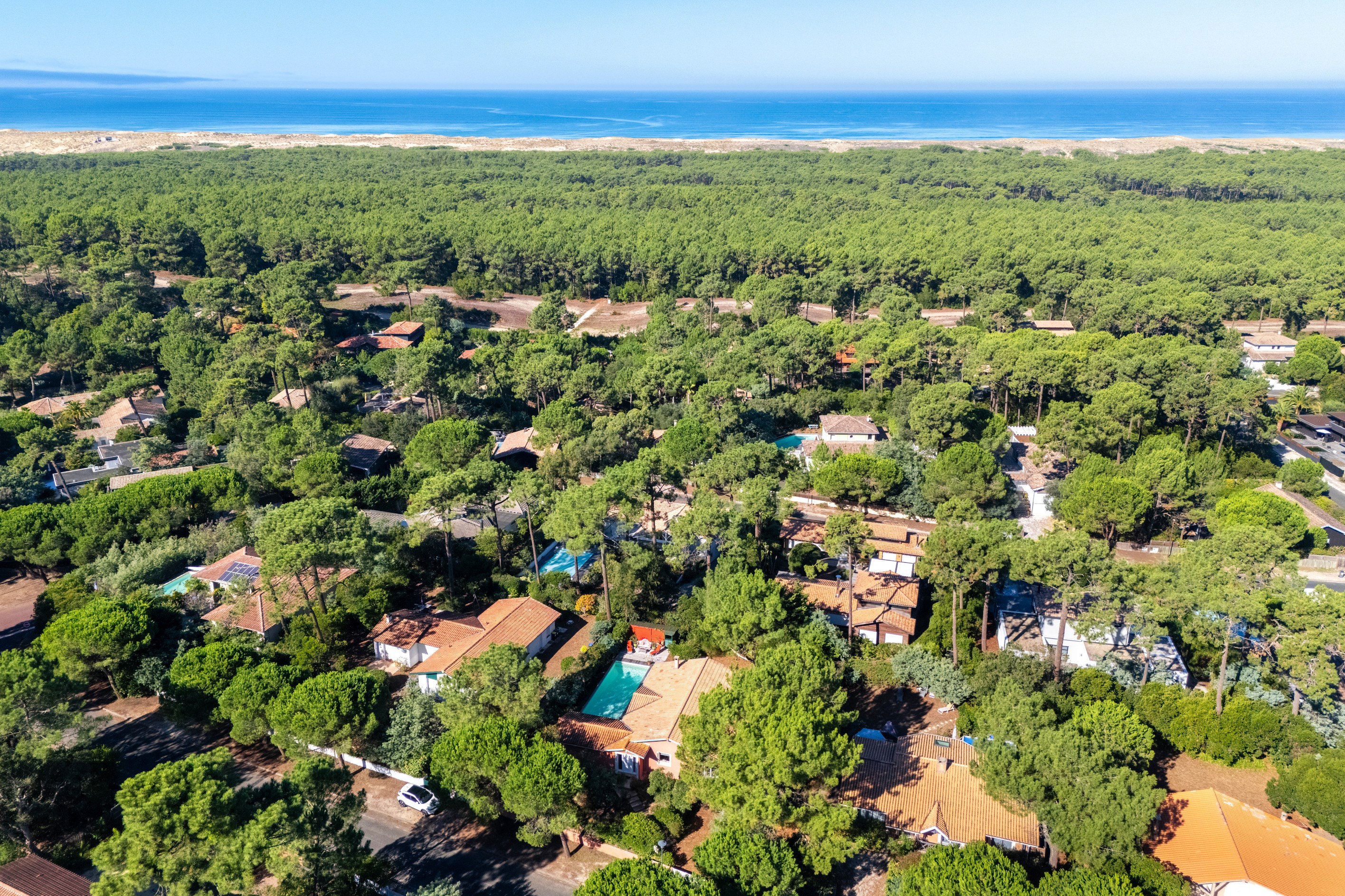  LES VALLONS DU FERRET – SINGLE-LEVEL HOUSE WITH SWIMMING POOL IN A QUIET LOCATI… - 物件實景