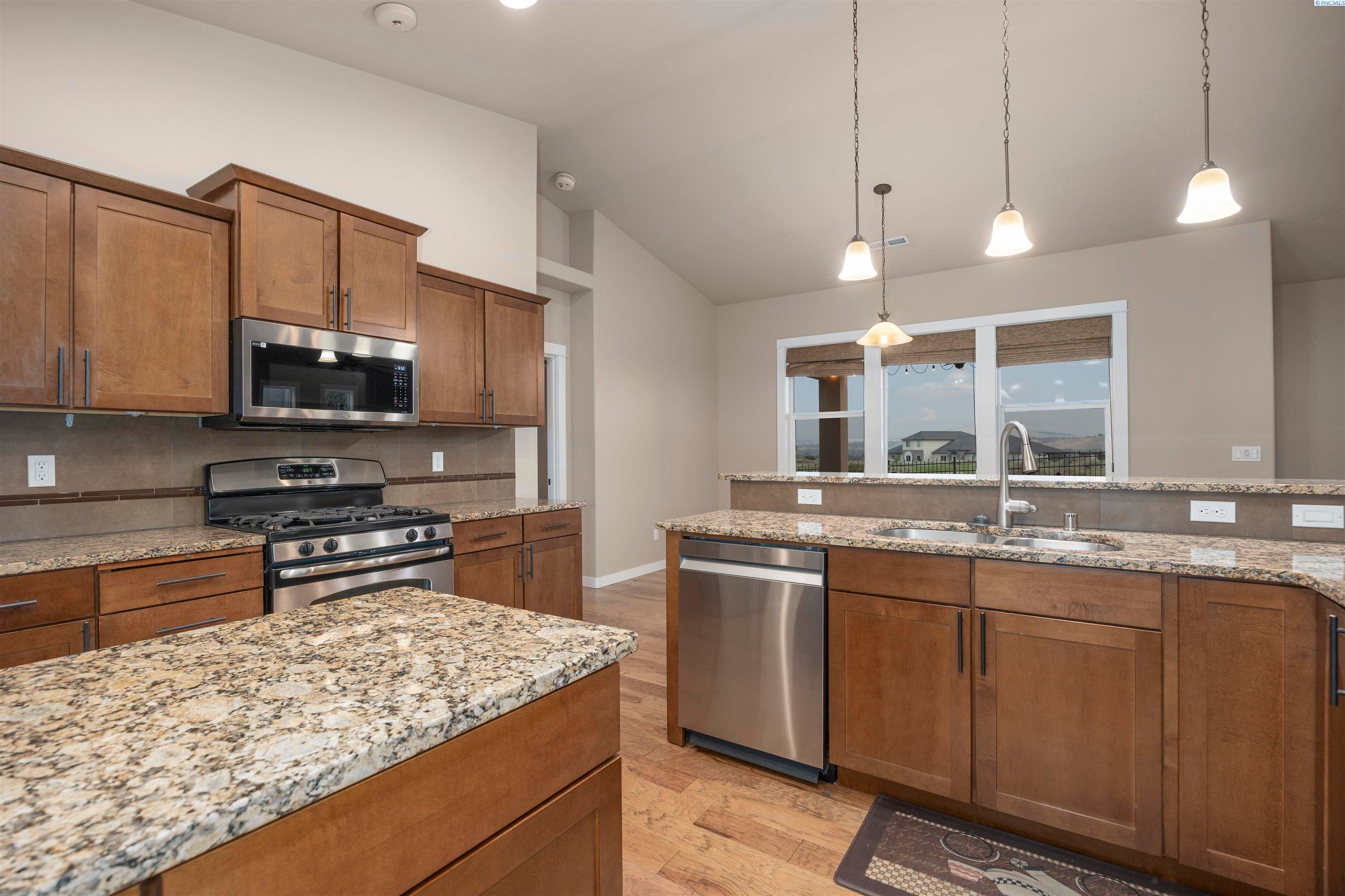 Richland, Washington, 99354, United States, 4 Bedrooms Bedrooms, ,2 BathroomsBathrooms,Residential,For Sale,1981537