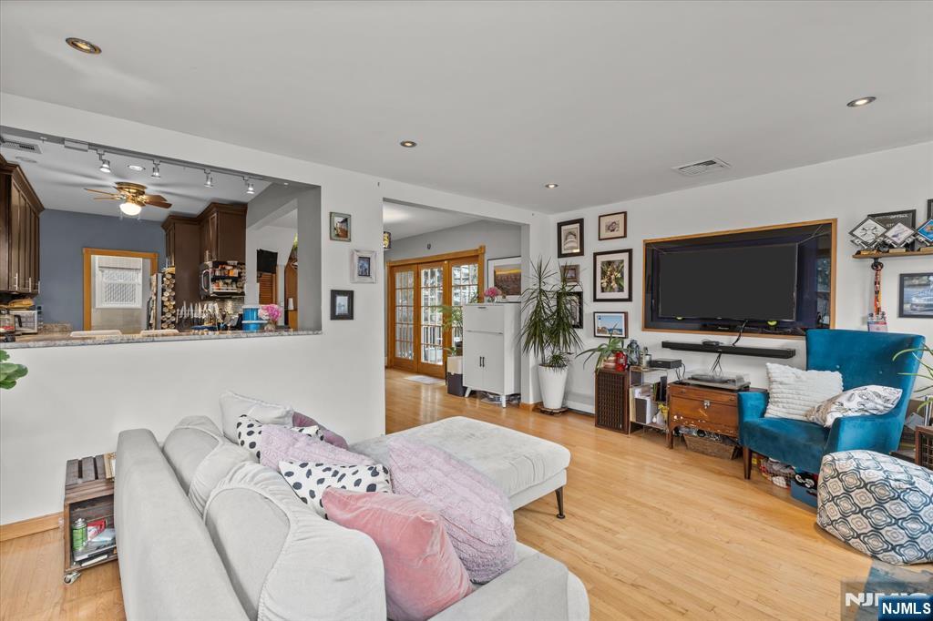 Lyndhurst, New Jersey, 07071, United States, 3 Bedrooms Bedrooms, ,2 BathroomsBathrooms,Residential,For Sale,1945012