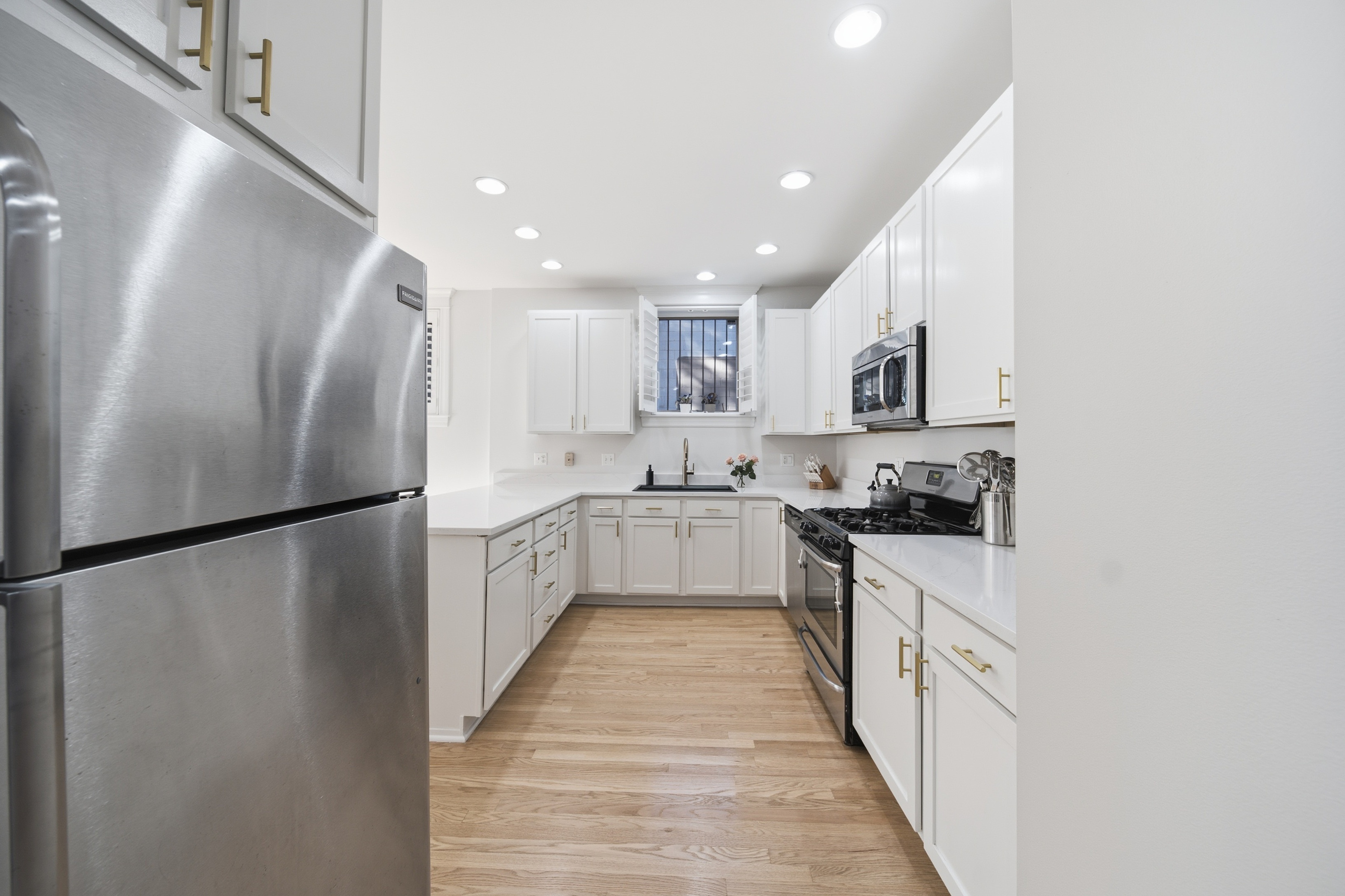  Condo Set on a Beautiful Tree-lined, One-way Street in the Heart of Lakeview - 物件實景