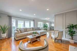 Van Nuys, California, 91405, United States, 3 Bedrooms Bedrooms, ,2 BathroomsBathrooms,Residential,For Sale,1939328