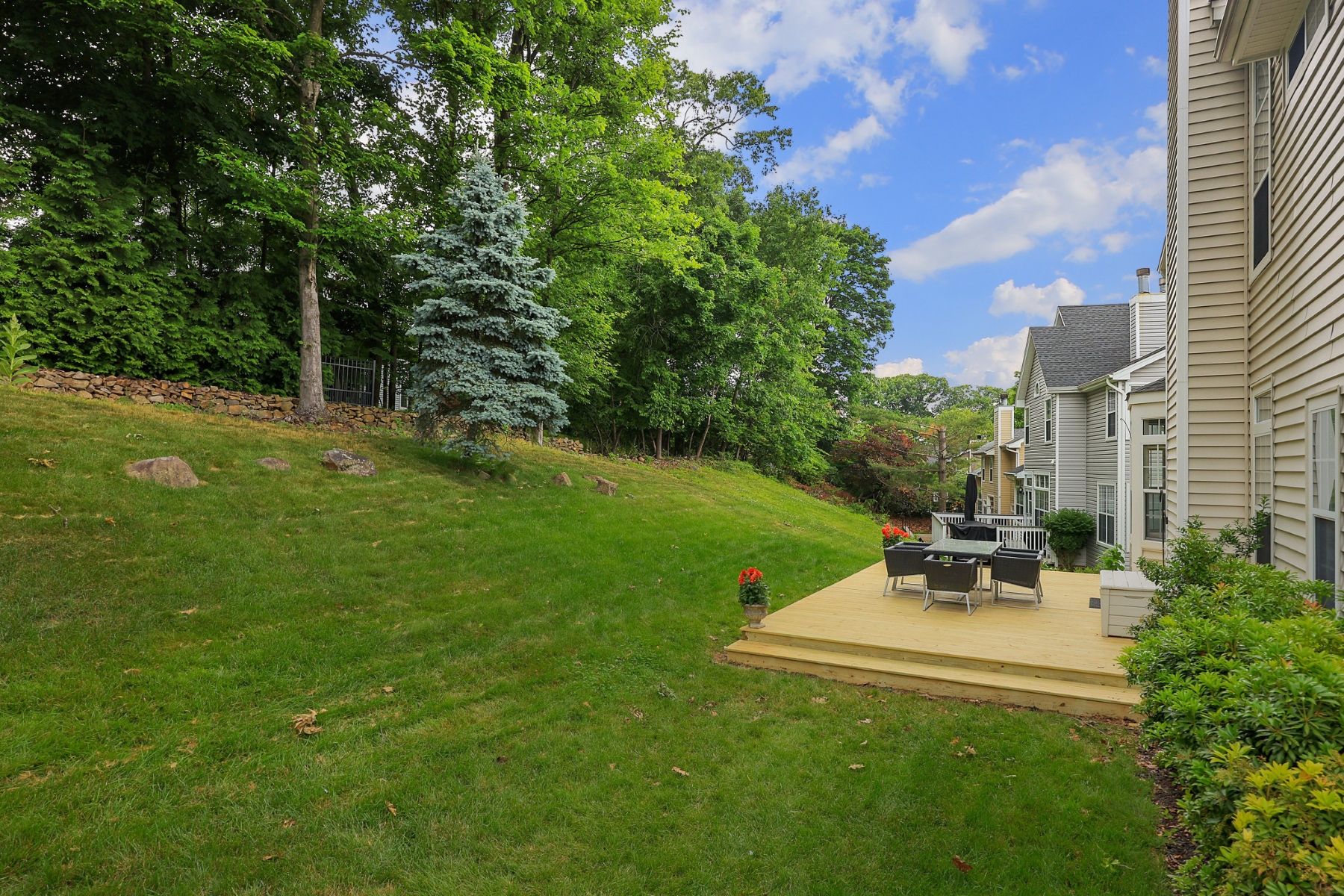  ?Carlisle? Classic Colonial Offers Timeless Charm with Modern Updates - 物件實景