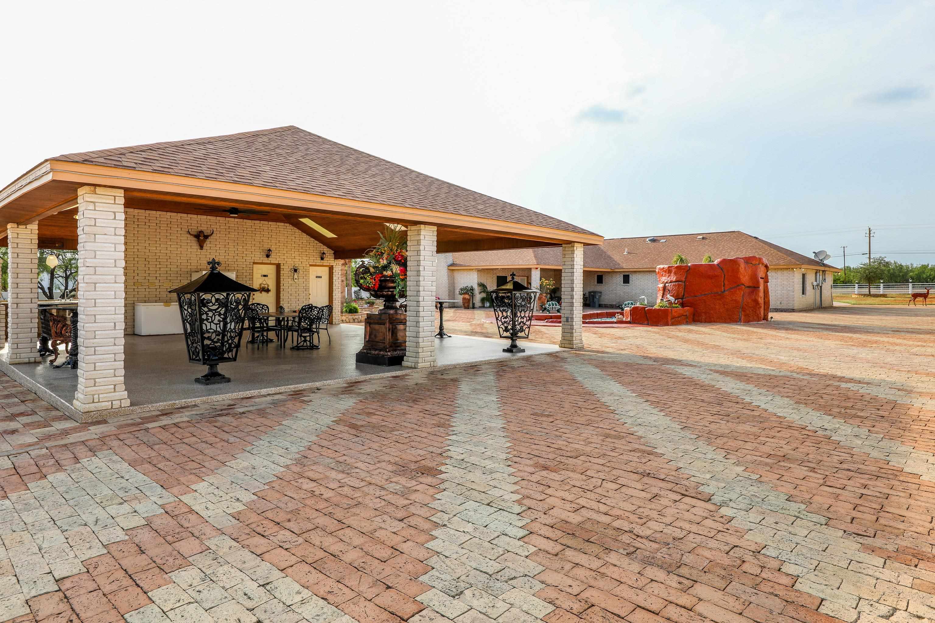 LAREDO, Texas, 78046, United States, 3 Bedrooms Bedrooms, ,4 BathroomsBathrooms,Residential,For Sale,1848774